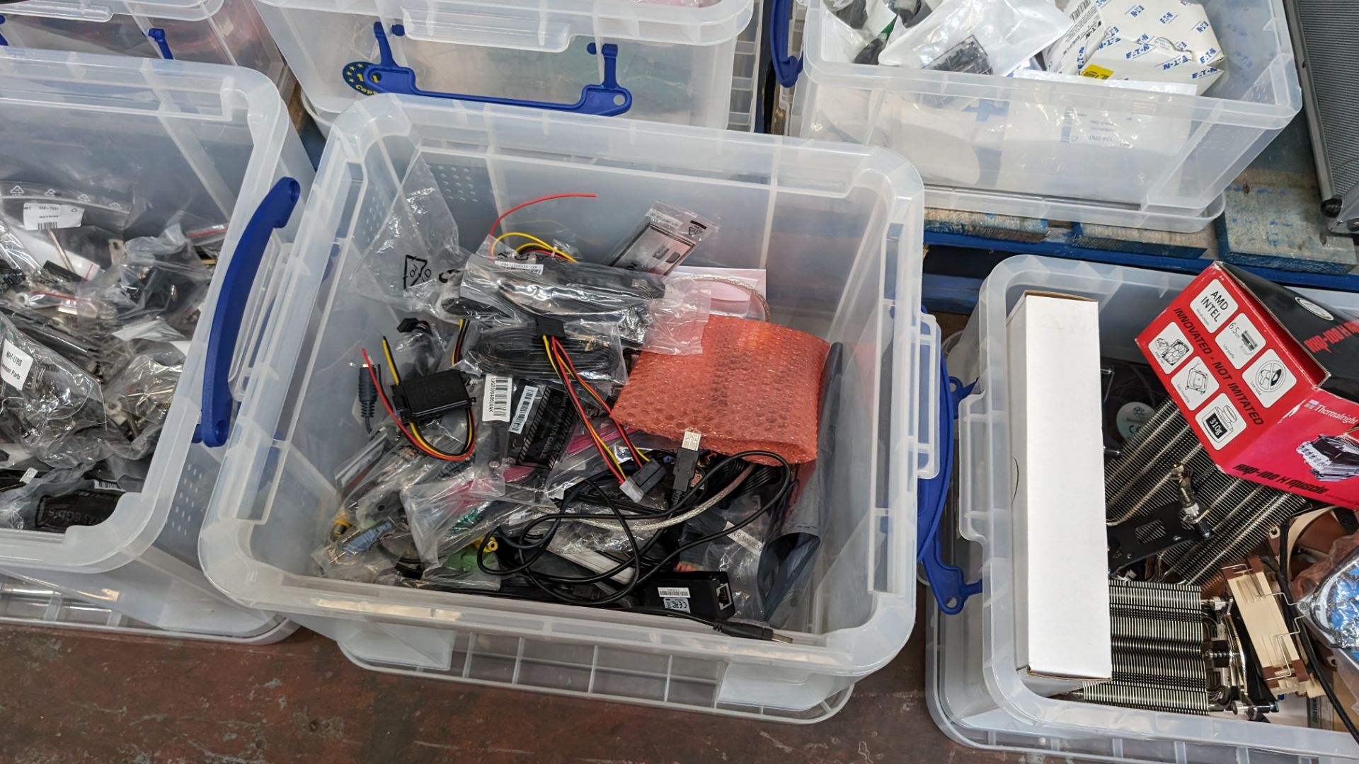The contents of 6 crates of assorted computer components and miscellaneous - Image 5 of 10