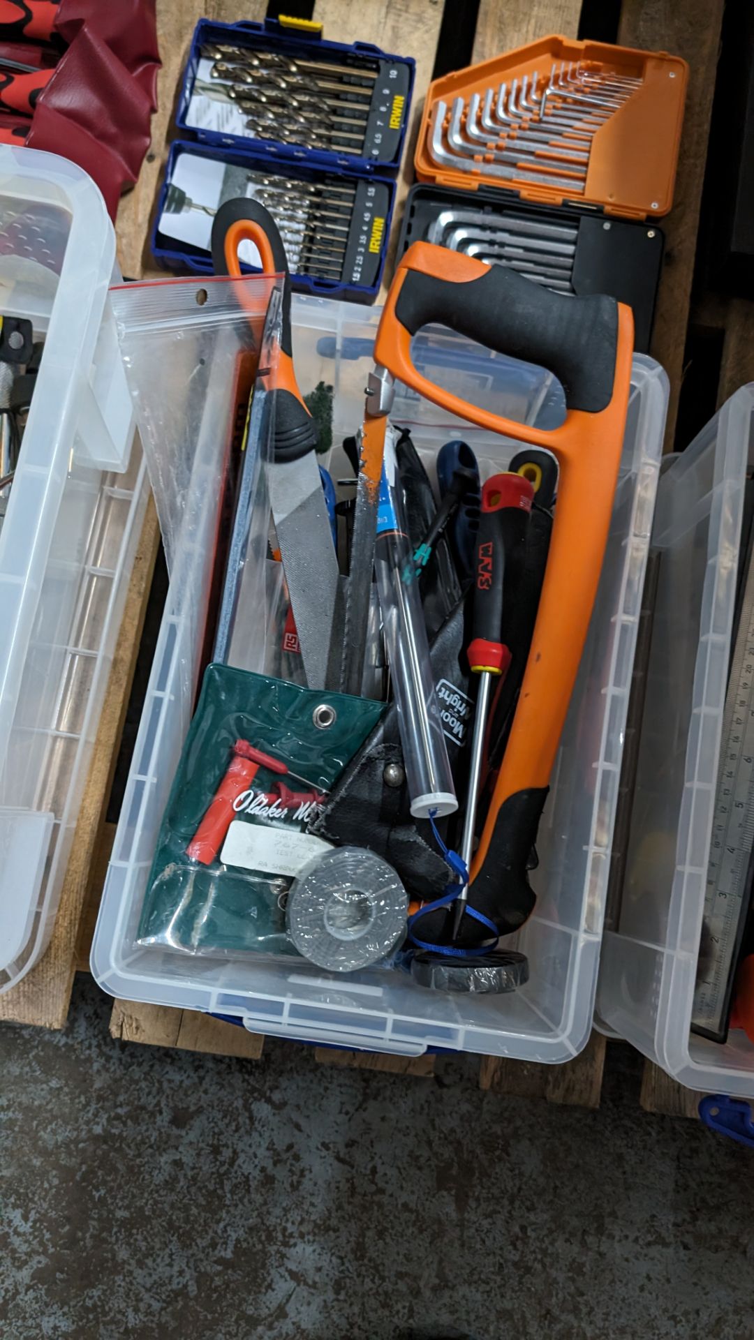 The contents of a pallet of hand tools and other miscellaneous items, including 2 off black lamps - Image 4 of 9