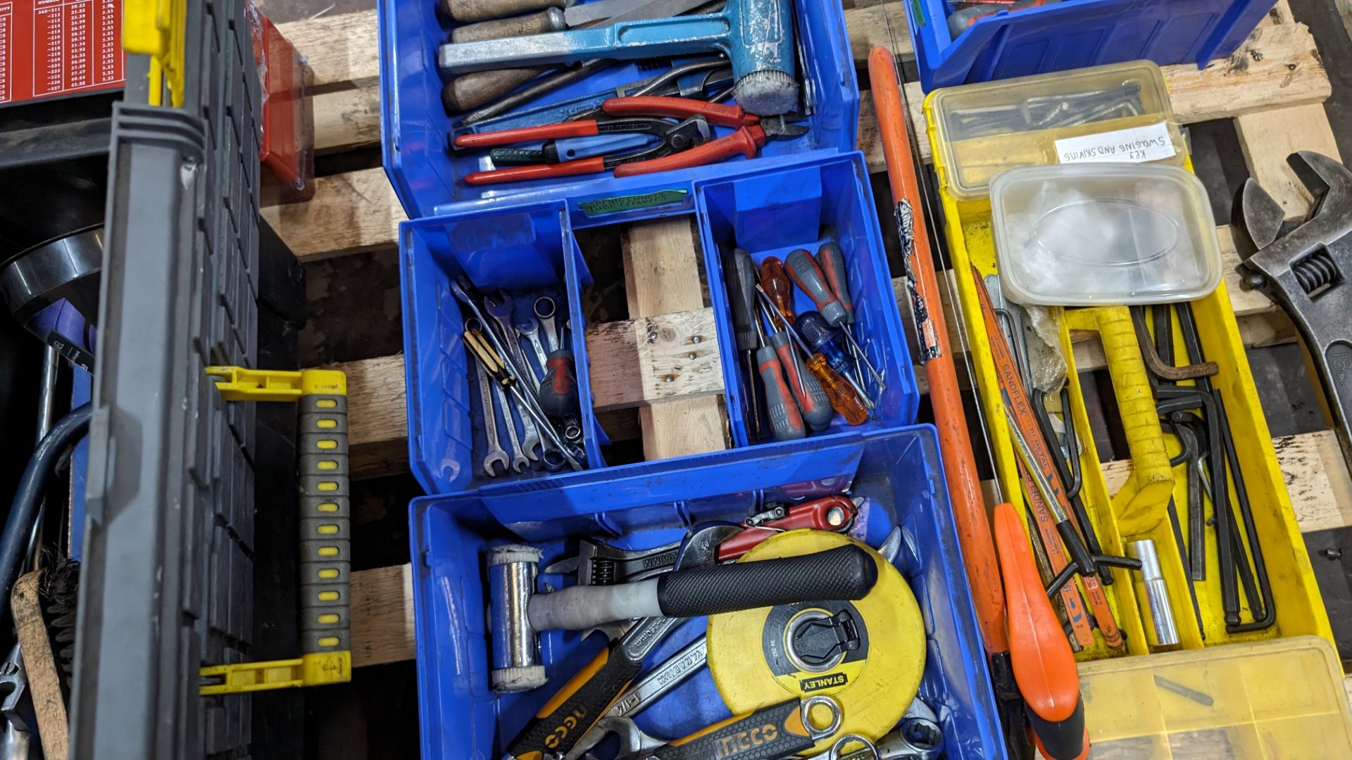 The contents of a pallet of assorted hand tools including toolbox & contents - Image 5 of 9