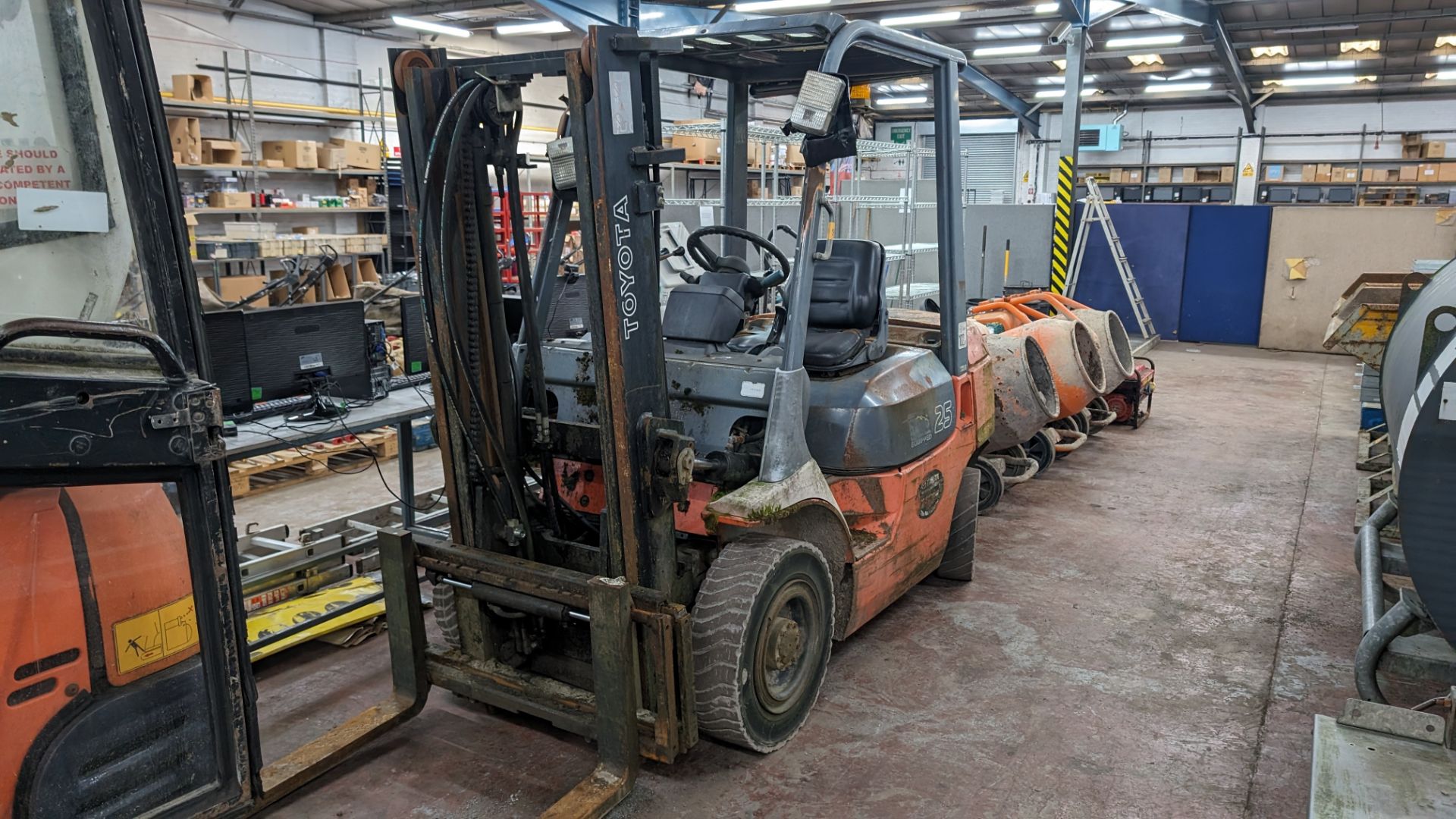 Toyota 25 diesel powered forklift truck with container spec mast & side shift. 4999 hours - Image 13 of 13