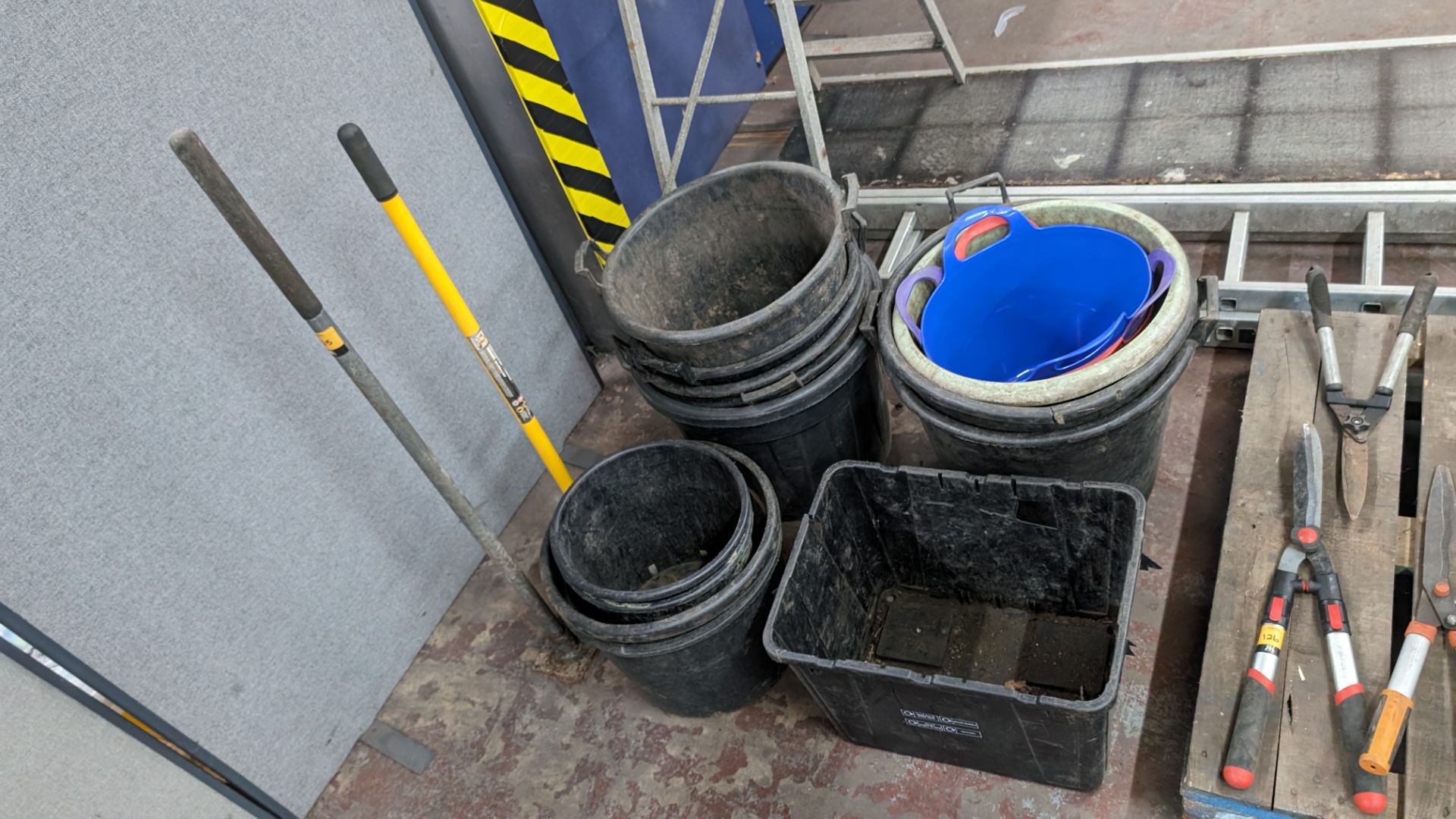 Mixed lot comprising 2 contractors tamper squares plus 4 stacks of buckets - Image 2 of 8