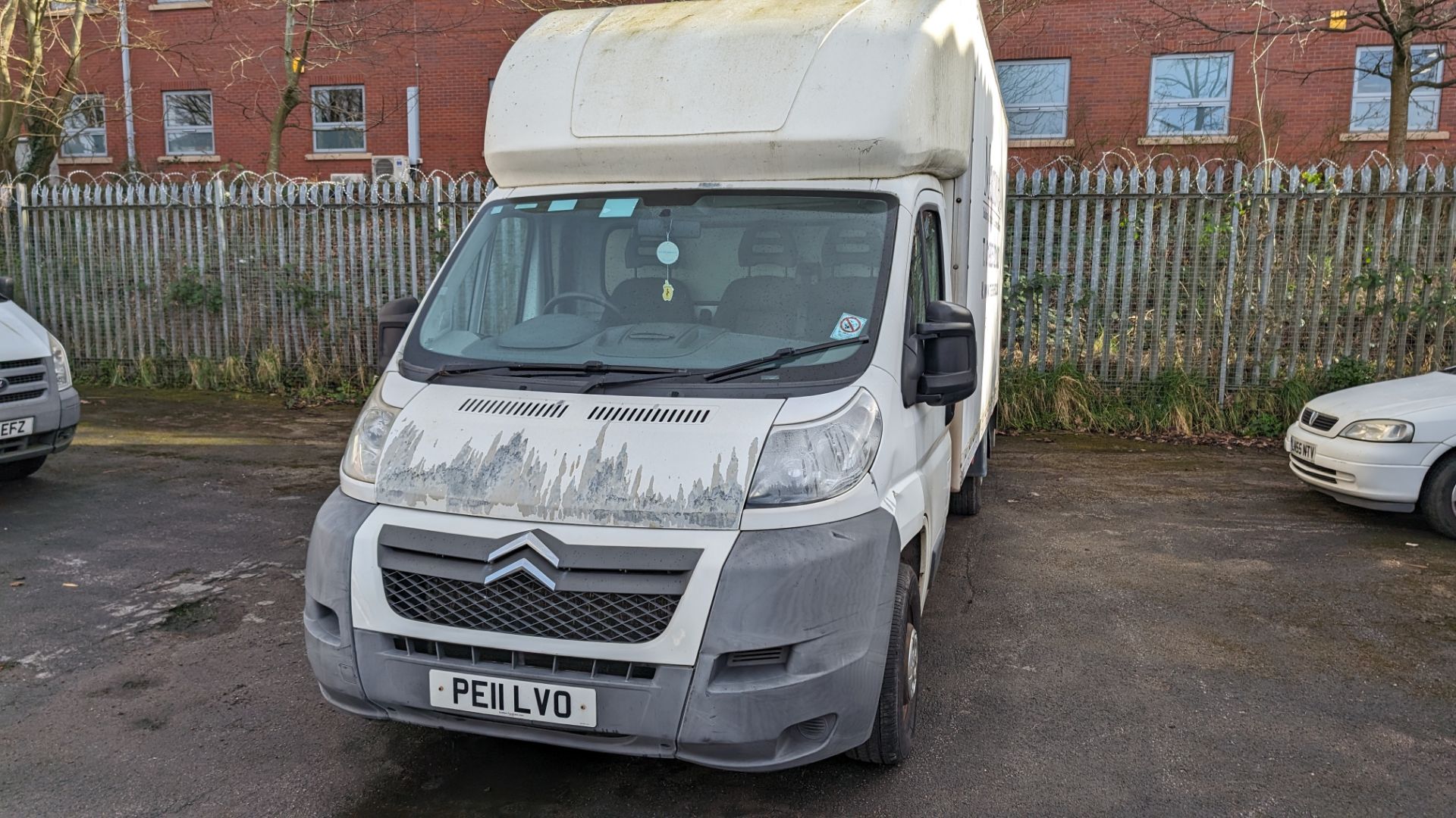 2011 Citroen Relay Luton van with tail lift - Image 3 of 17