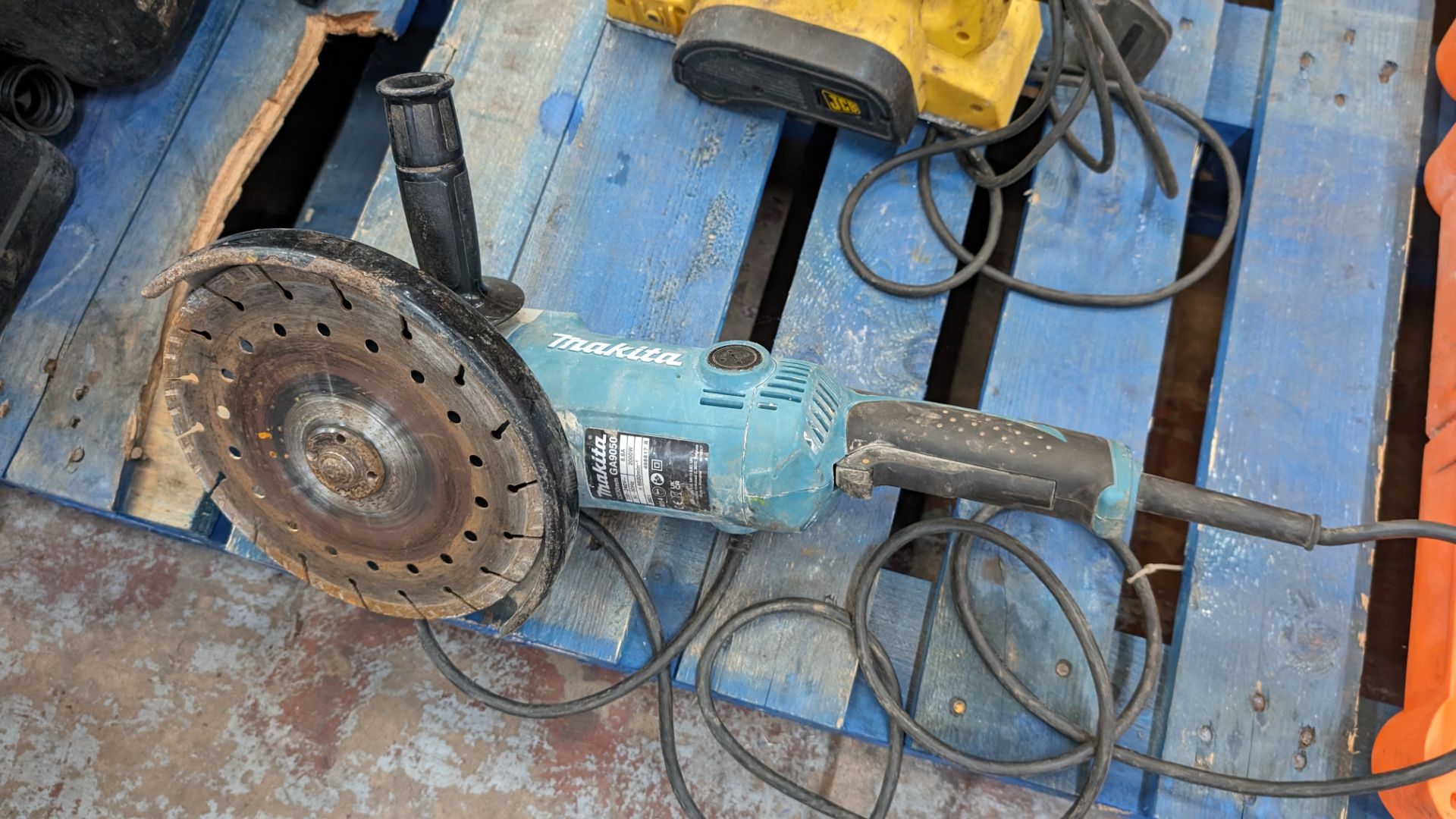 Makita angle grinder model GA9050 - Image 5 of 6