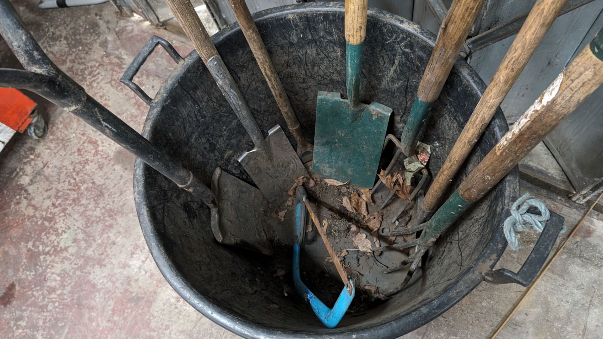 Bucket & contents of assorted long handled spades, forks & other garden implements - Image 3 of 7