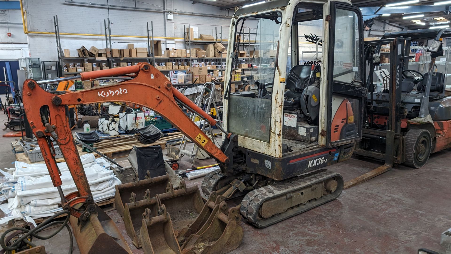 Kubota model KX36-3 tracked mini excavator including a total of 7 buckets (the large bucket connecte