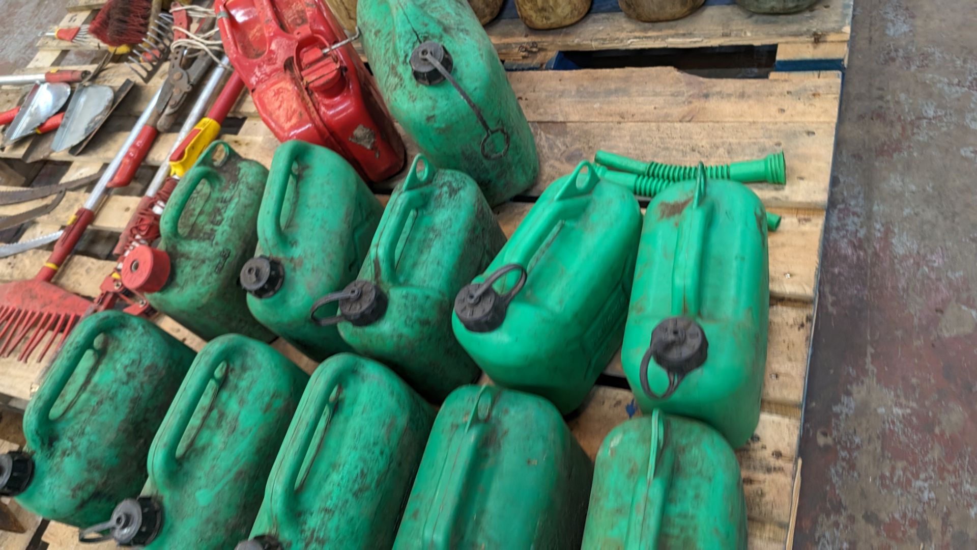 The contents of a pallet of plastic fuel cans - Image 6 of 7