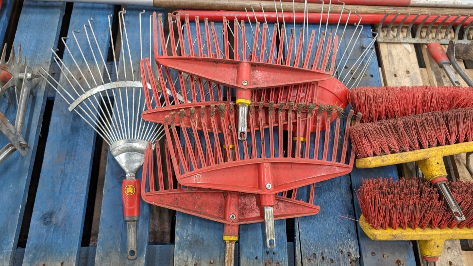 The contents of 2 pallets of assorted gardening related items including interchangeable heads & hand - Image 5 of 11