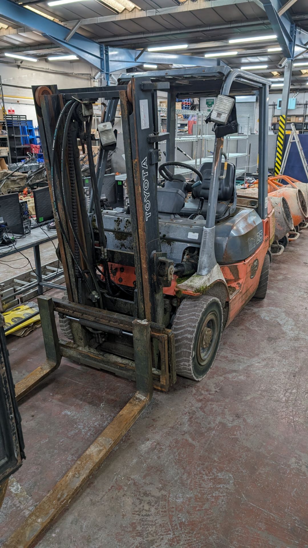 Toyota 25 diesel powered forklift truck with container spec mast & side shift. 4999 hours - Image 3 of 13