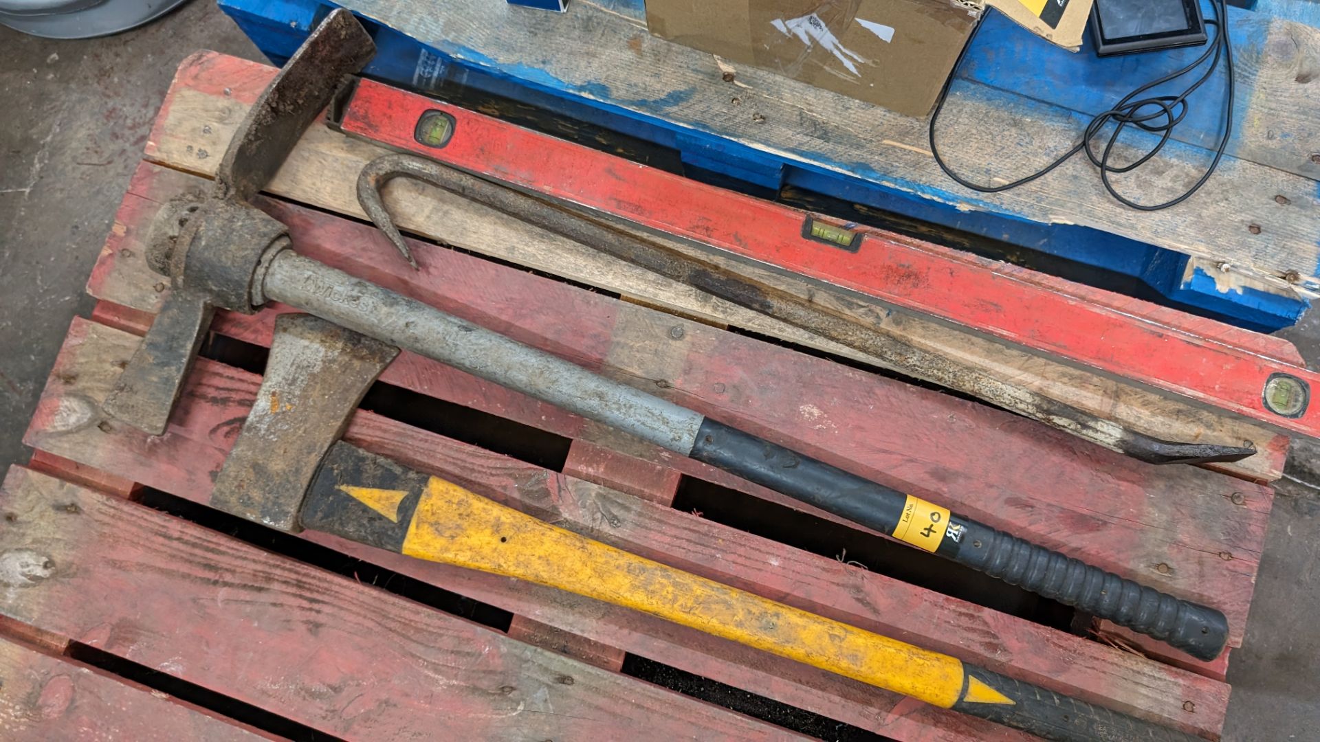 4 off assorted tools comprising axe, pickaxe, prybar/crowbar & spirit level - Image 4 of 6
