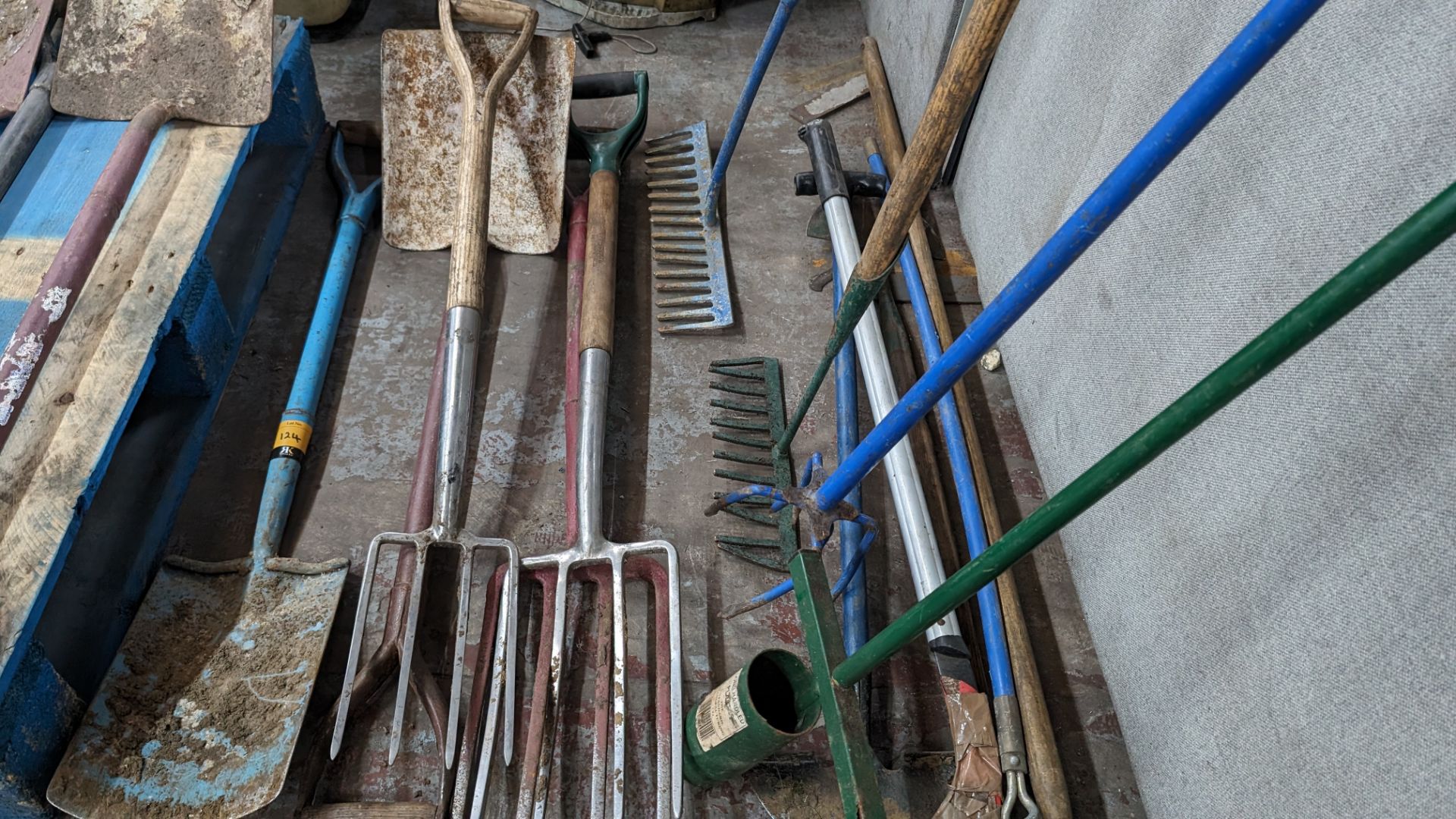 Quantity of assorted garden tools including forks, spades, rakes, choppers & more - Image 8 of 9