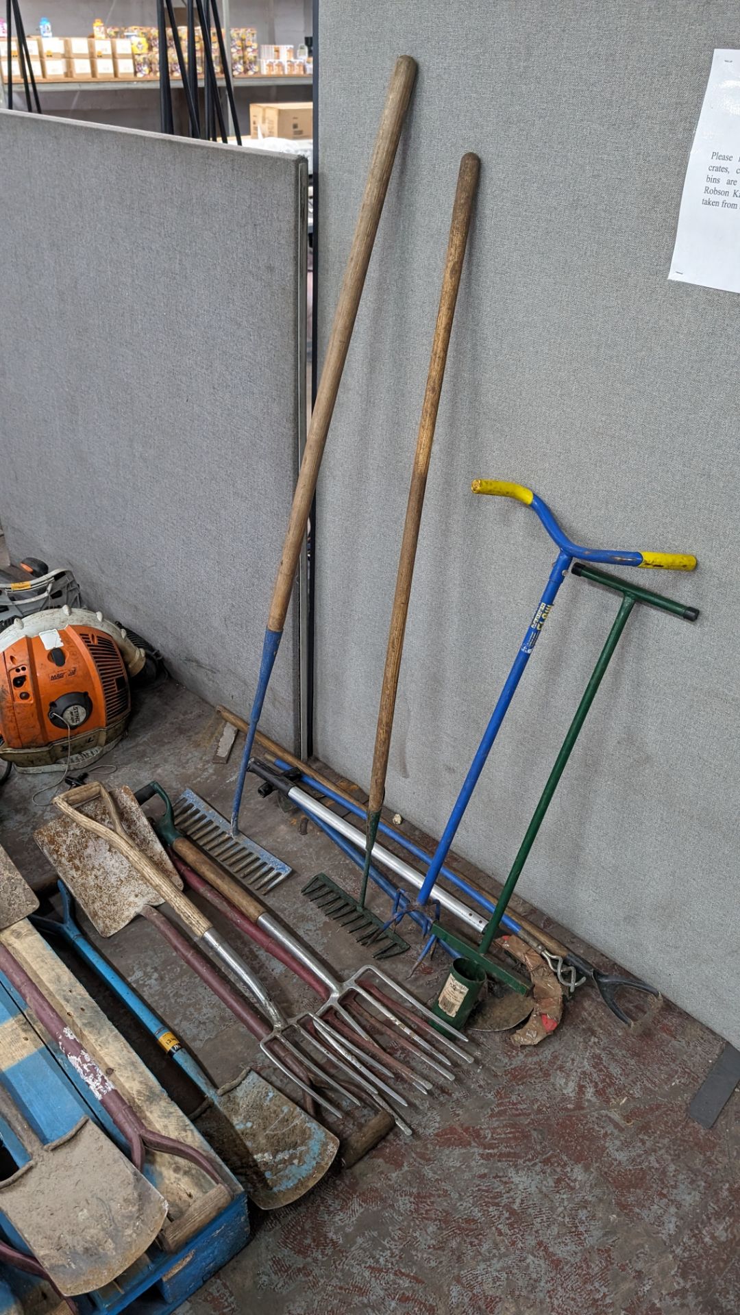 Quantity of assorted garden tools including forks, spades, rakes, choppers & more - Image 2 of 9