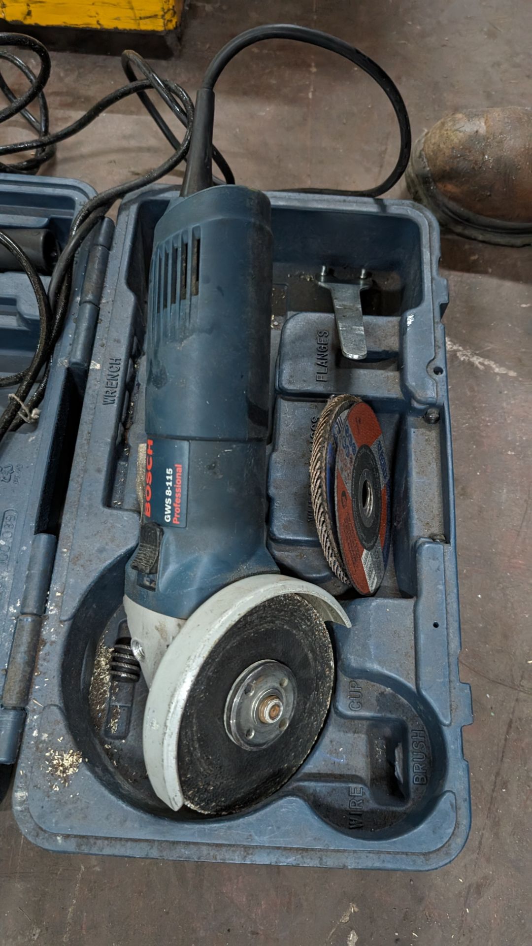 Bosch angle grinder with discs & case - Image 4 of 7