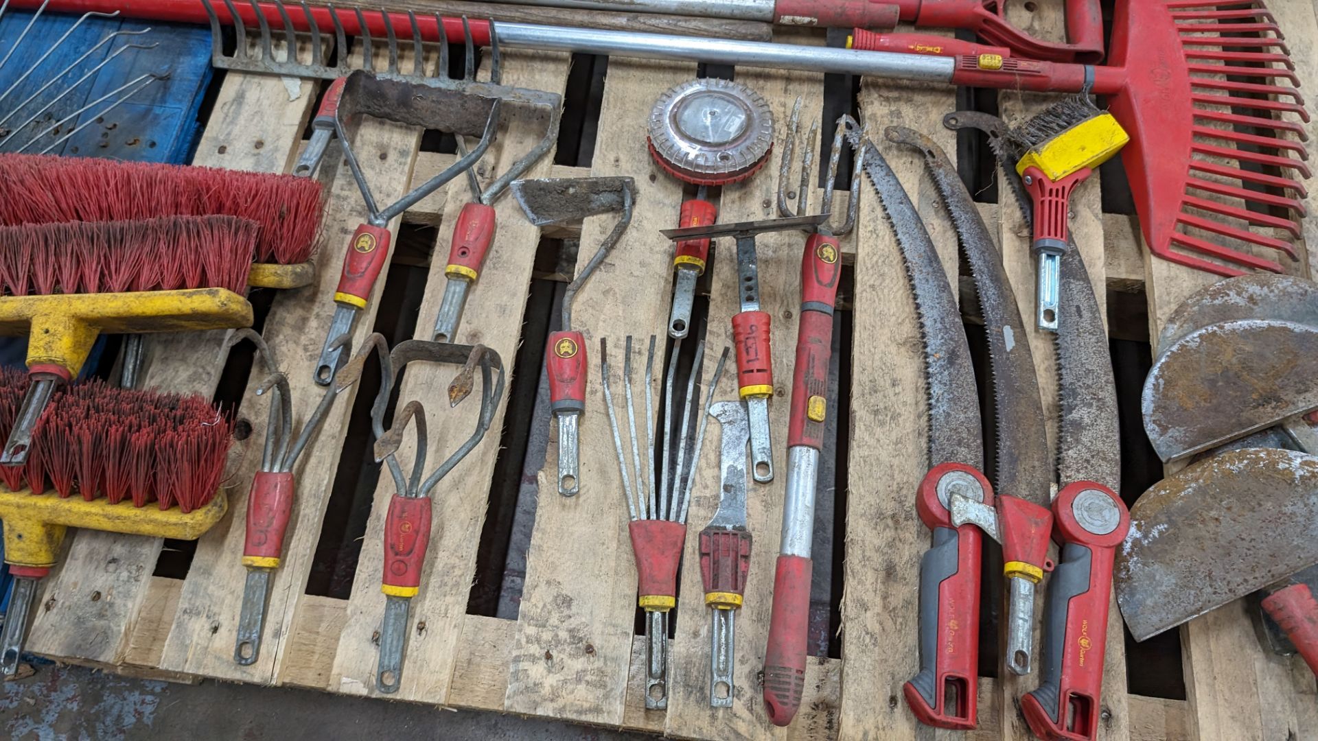 The contents of 2 pallets of assorted gardening related items including interchangeable heads & hand - Image 7 of 11