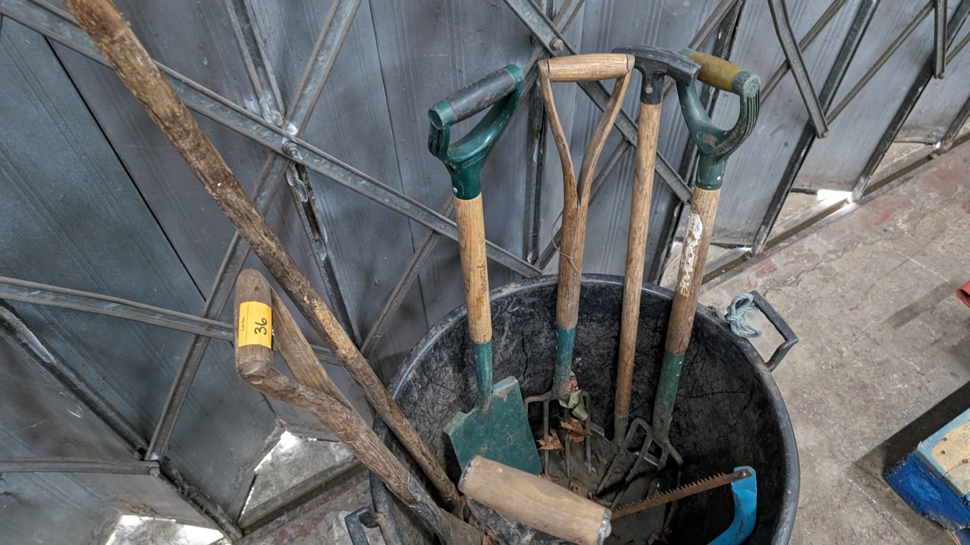 Bucket & contents of assorted long handled spades, forks & other garden implements - Image 6 of 7