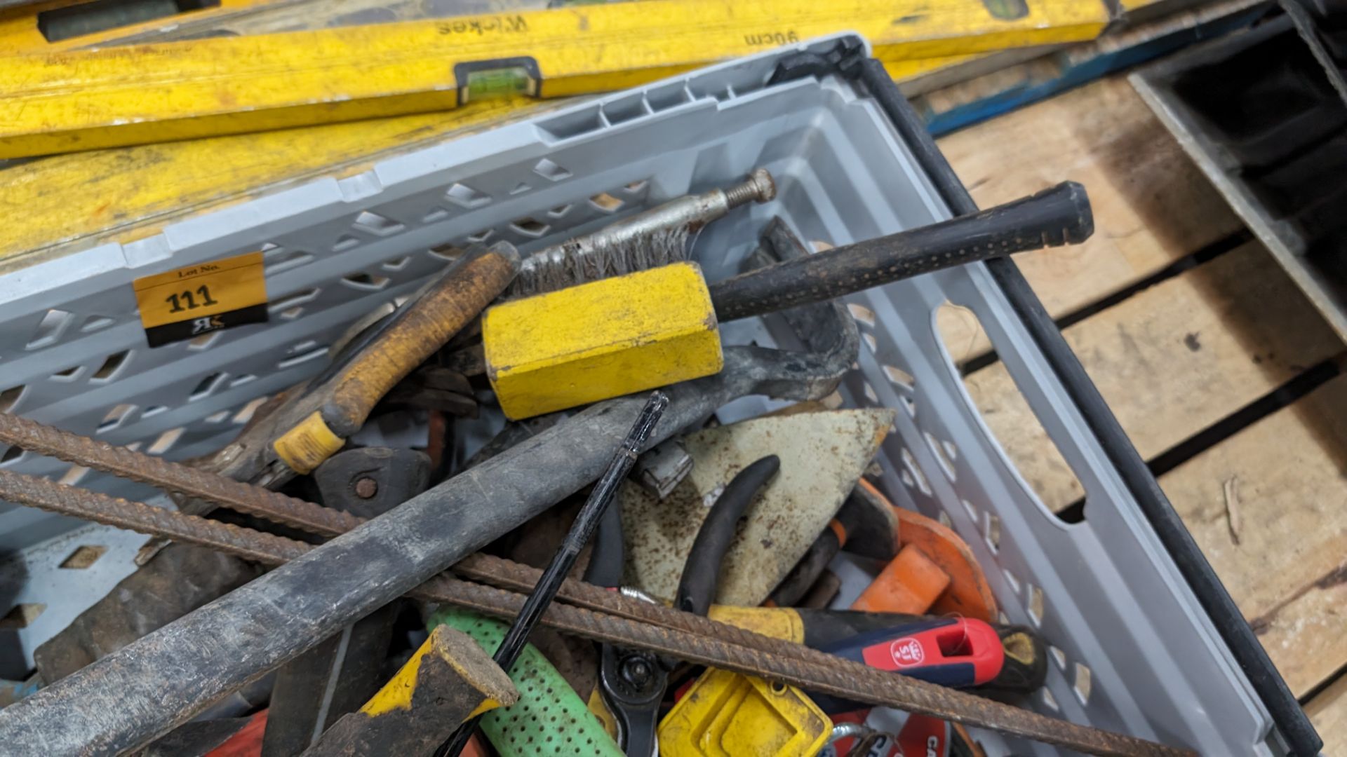 The contents of a crate of hand tools & miscellaneous - Image 6 of 6