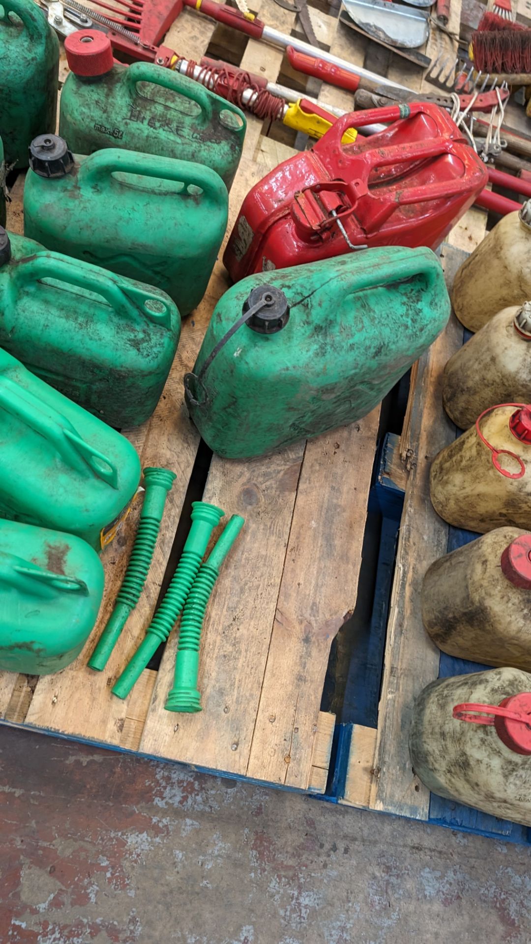 The contents of a pallet of plastic fuel cans - Image 7 of 7