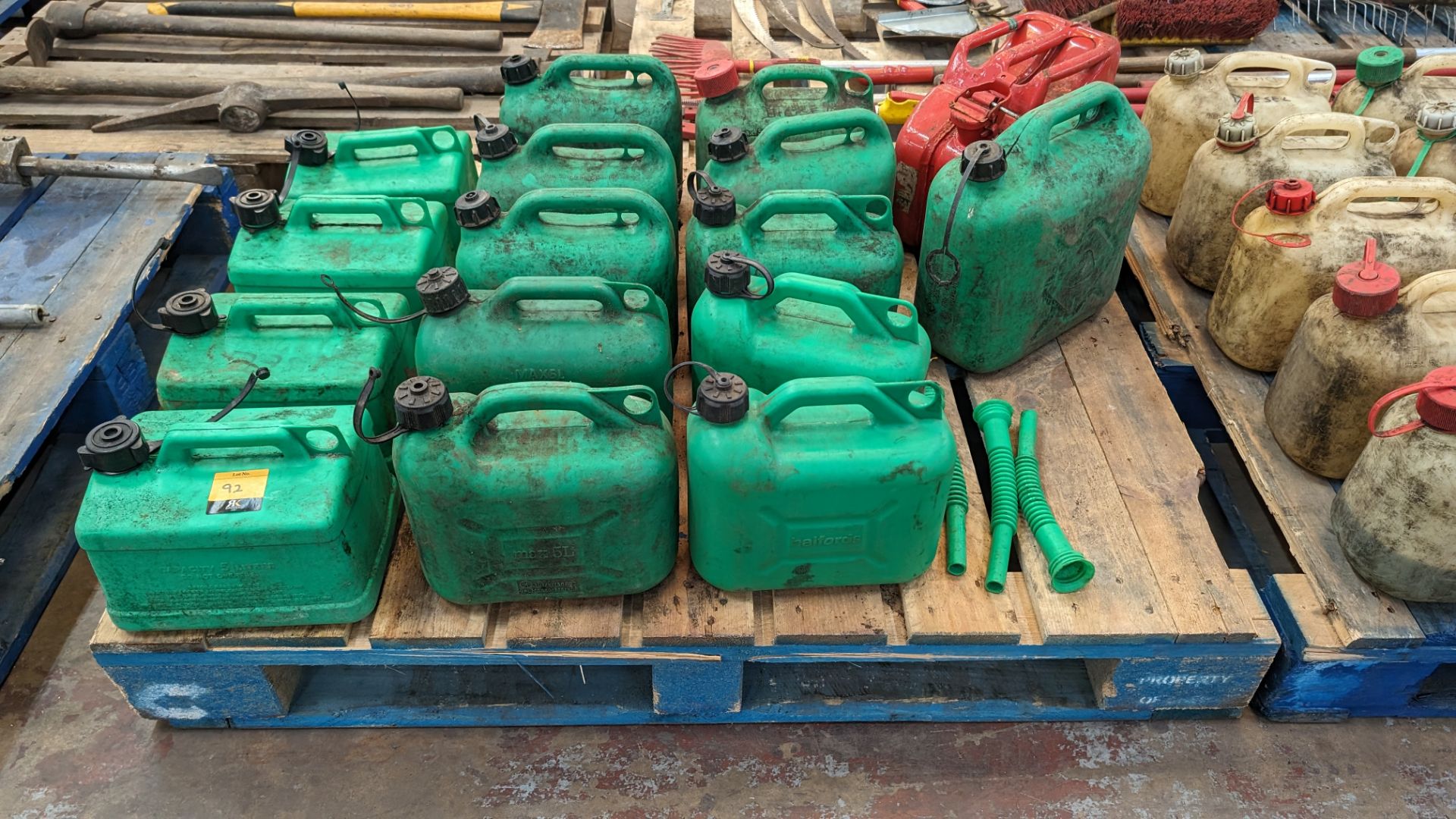 The contents of a pallet of plastic fuel cans - Image 3 of 7