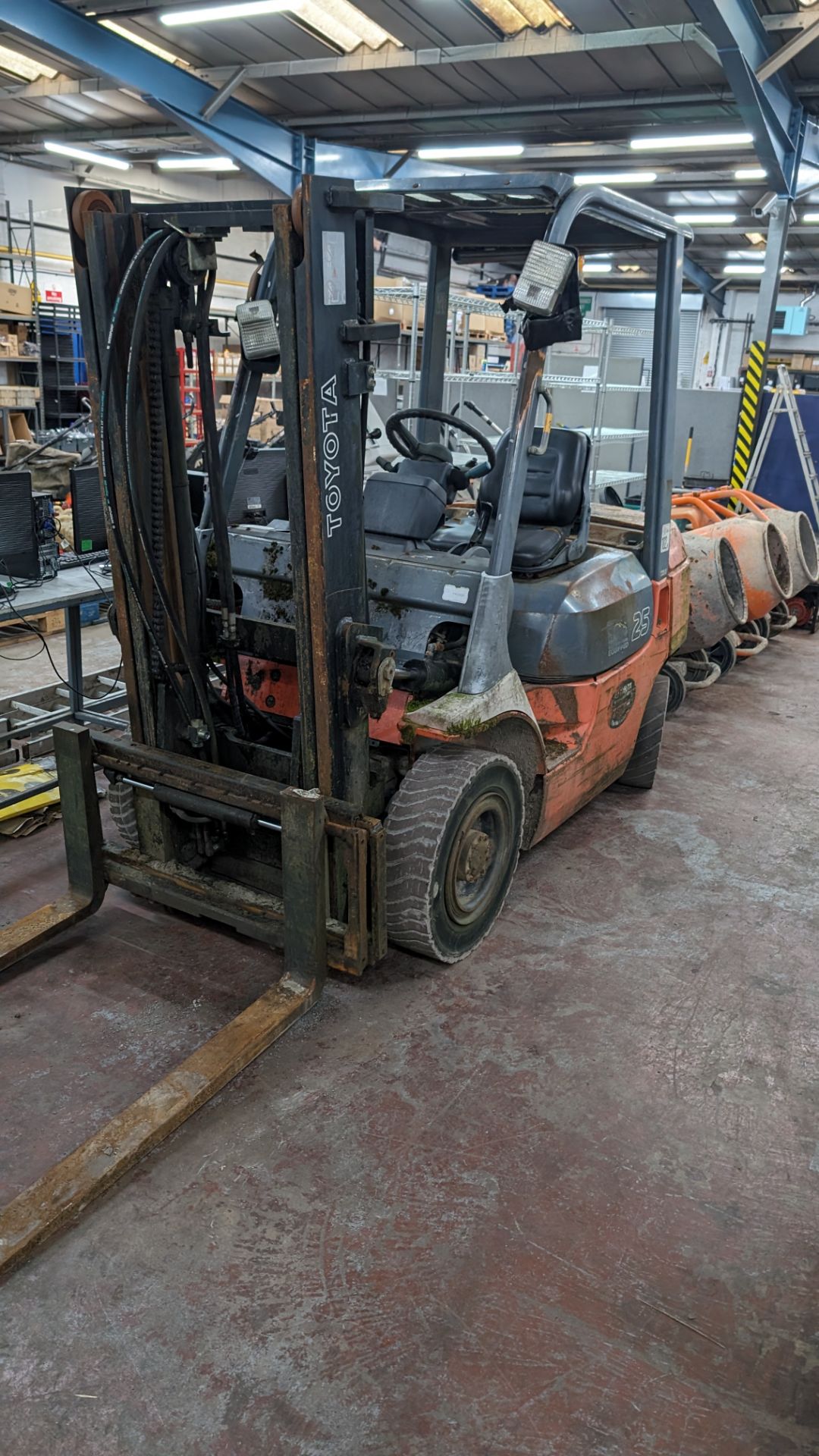 Toyota 25 diesel powered forklift truck with container spec mast & side shift. 4999 hours - Image 2 of 13