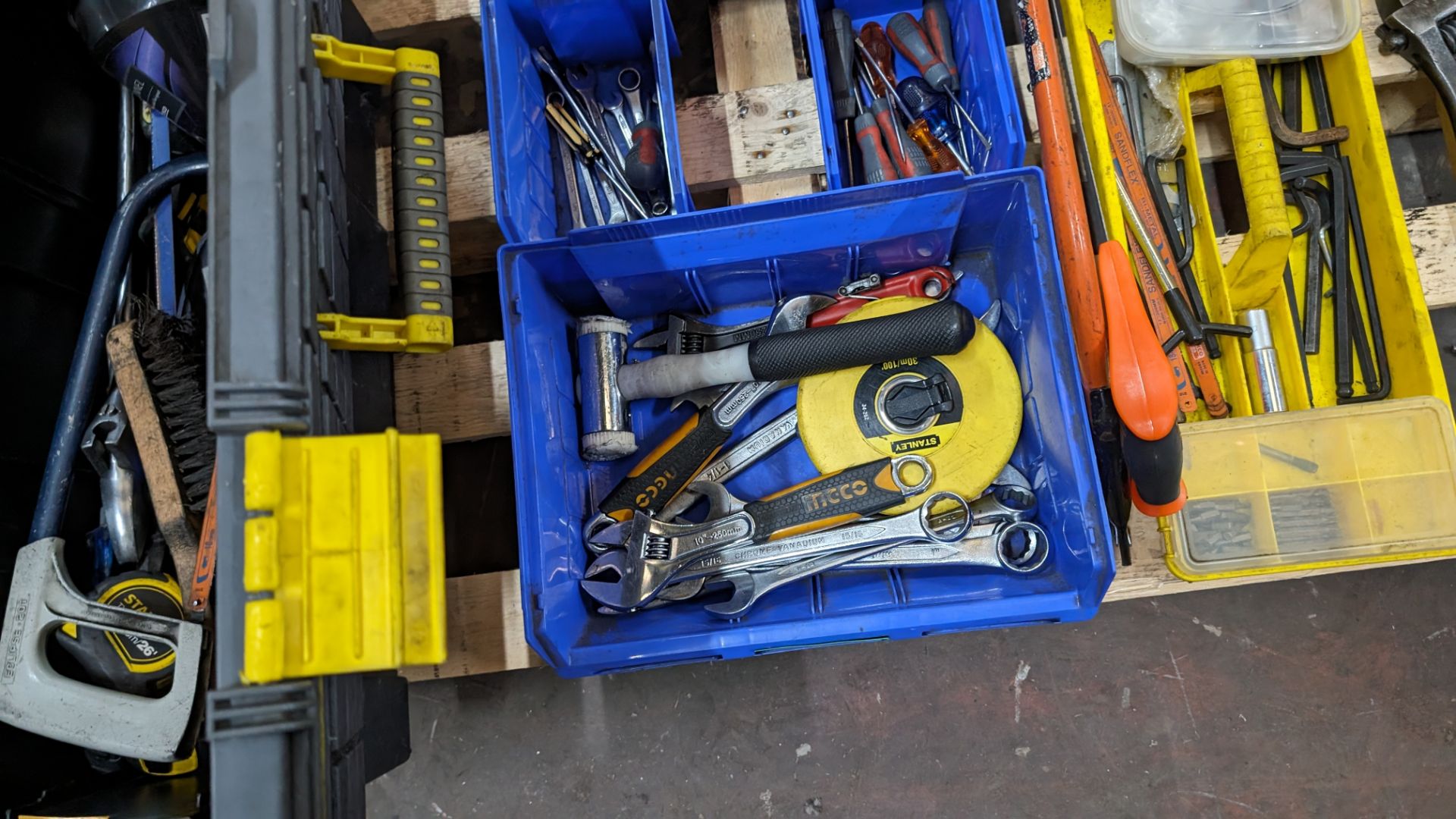 The contents of a pallet of assorted hand tools including toolbox & contents - Image 4 of 9