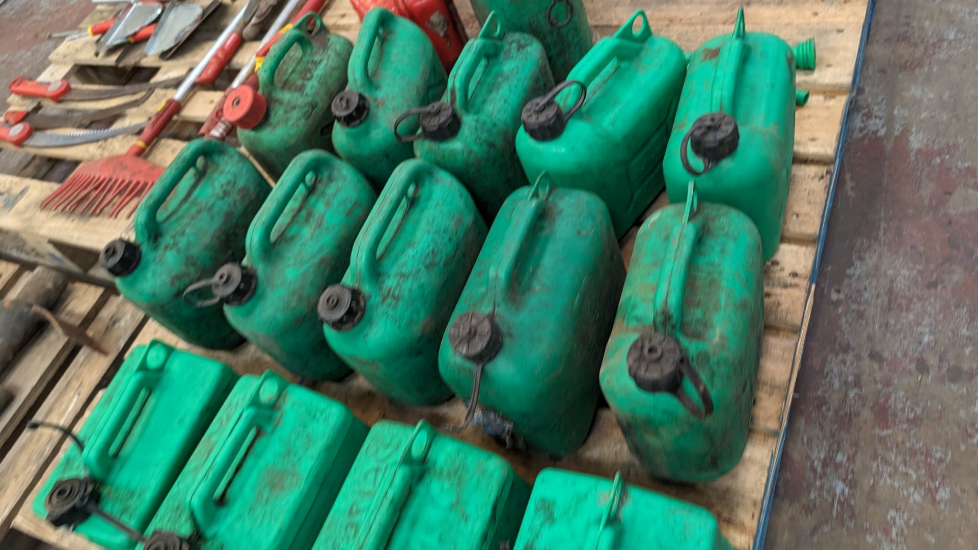 The contents of a pallet of plastic fuel cans - Image 5 of 7