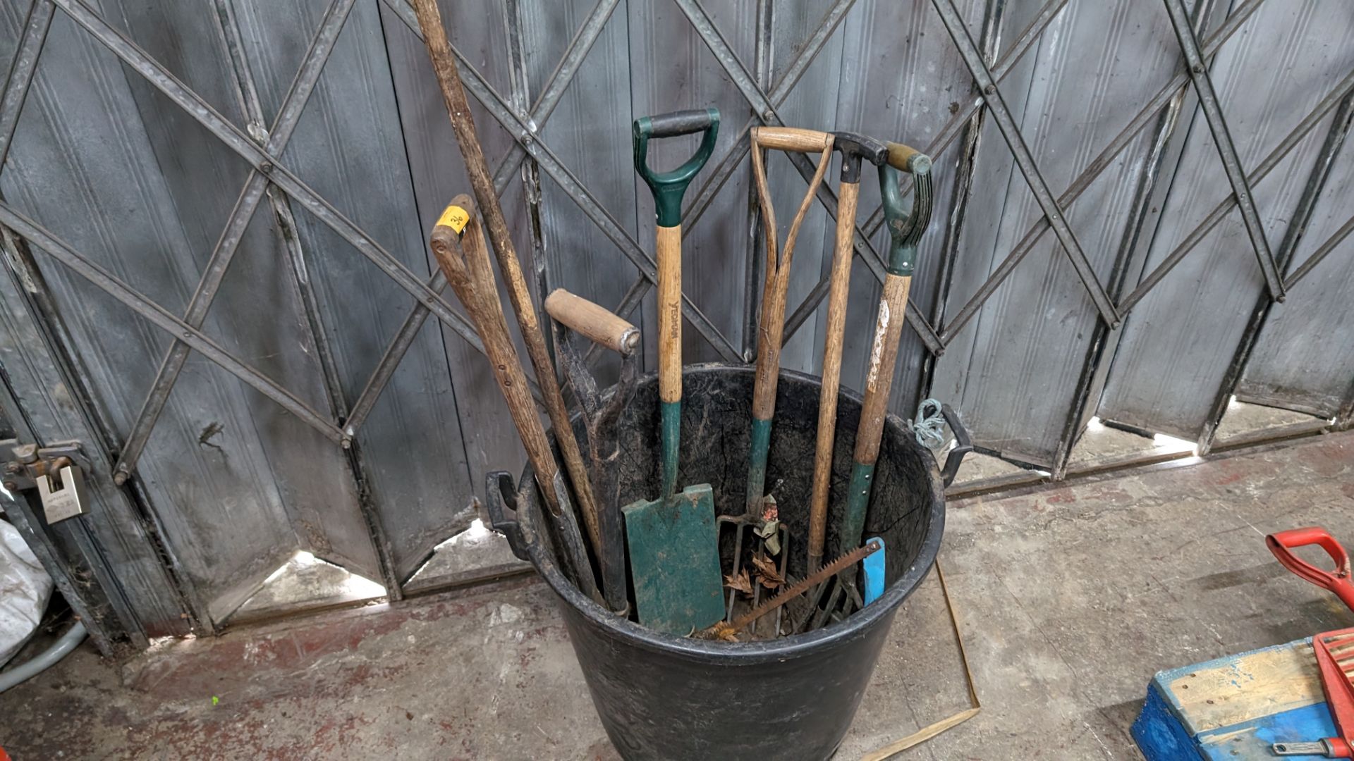 Bucket & contents of assorted long handled spades, forks & other garden implements - Image 7 of 7