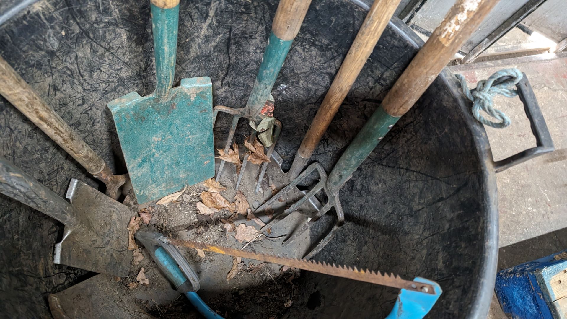 Bucket & contents of assorted long handled spades, forks & other garden implements - Image 4 of 7