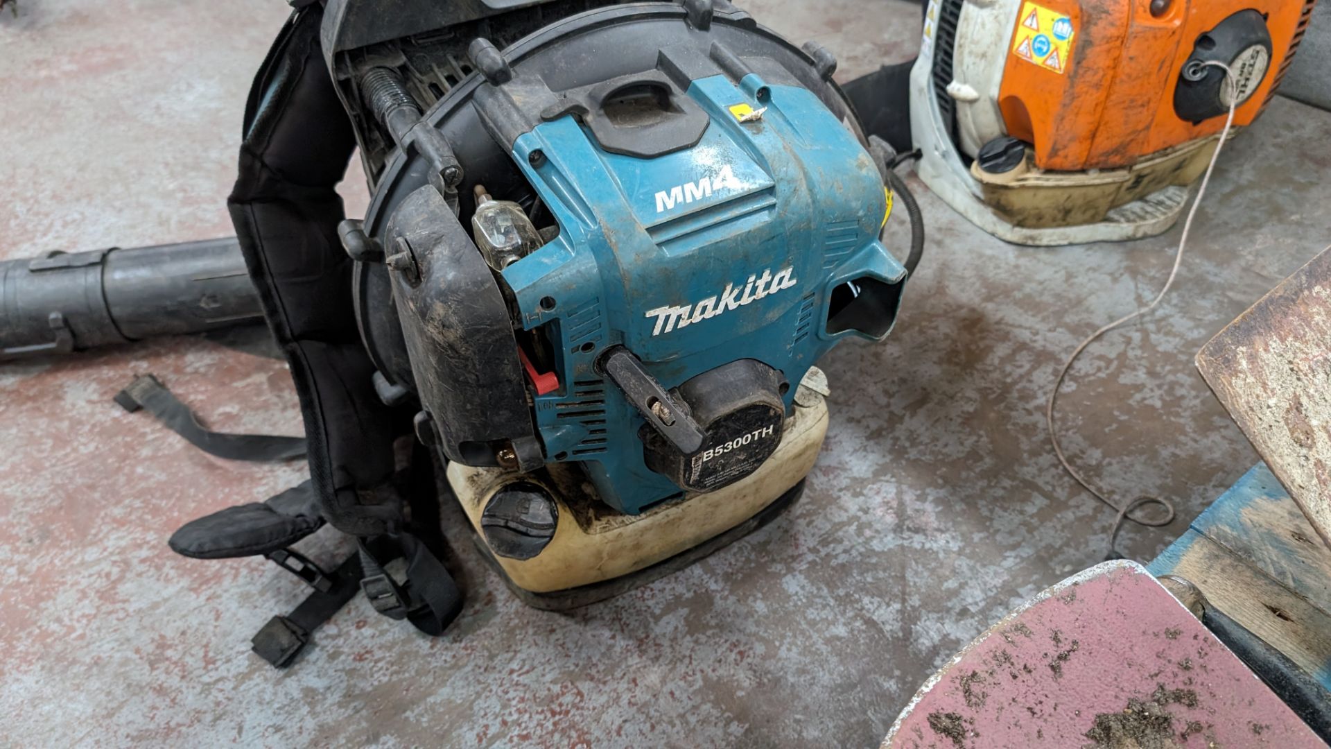 Makita MM4 backpack leaf blower, model B5300TH - Image 9 of 10