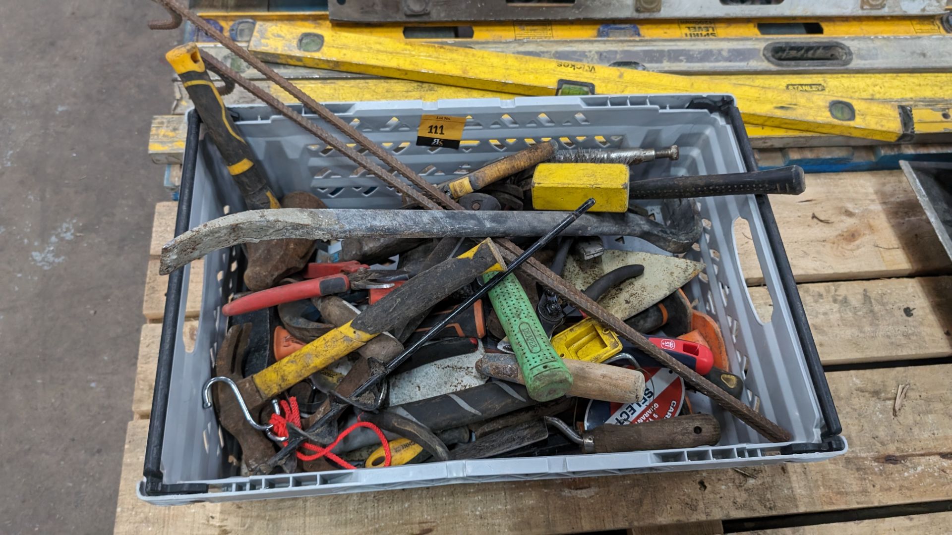 The contents of a crate of hand tools & miscellaneous - Image 2 of 6