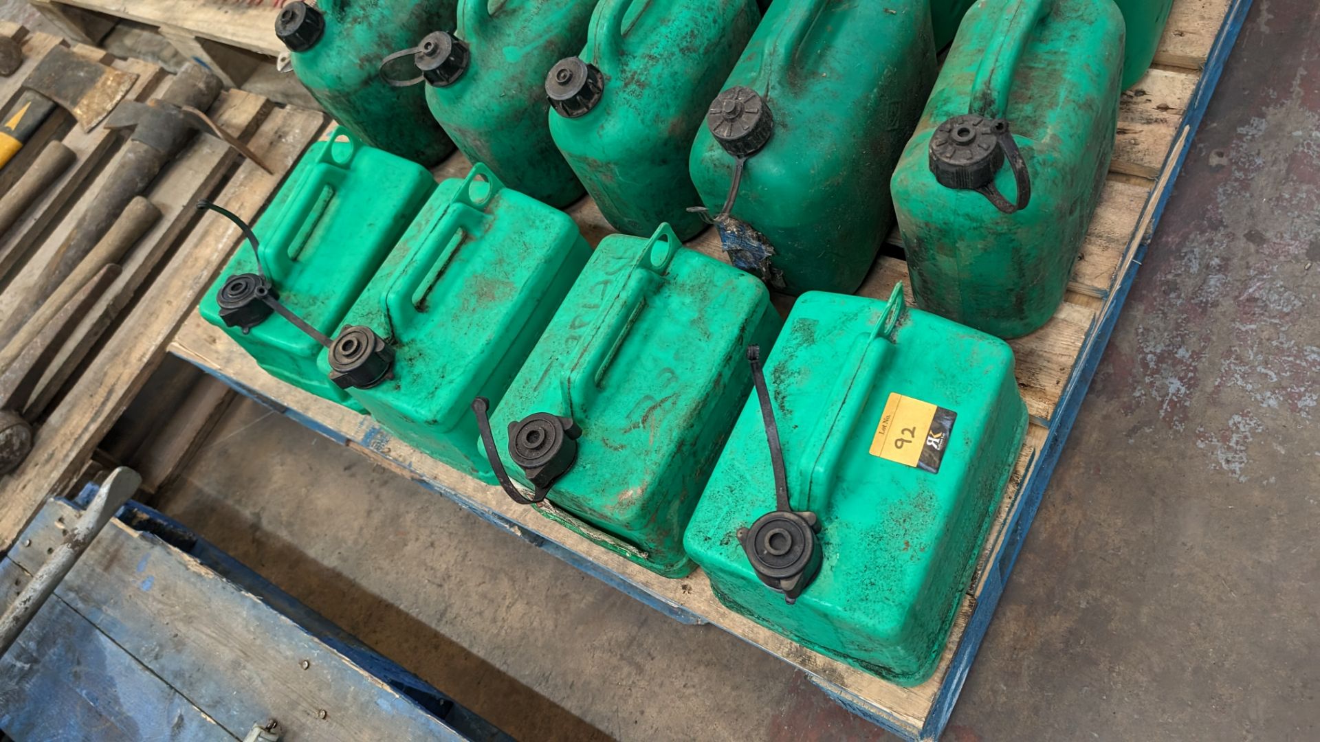 The contents of a pallet of plastic fuel cans - Image 4 of 7