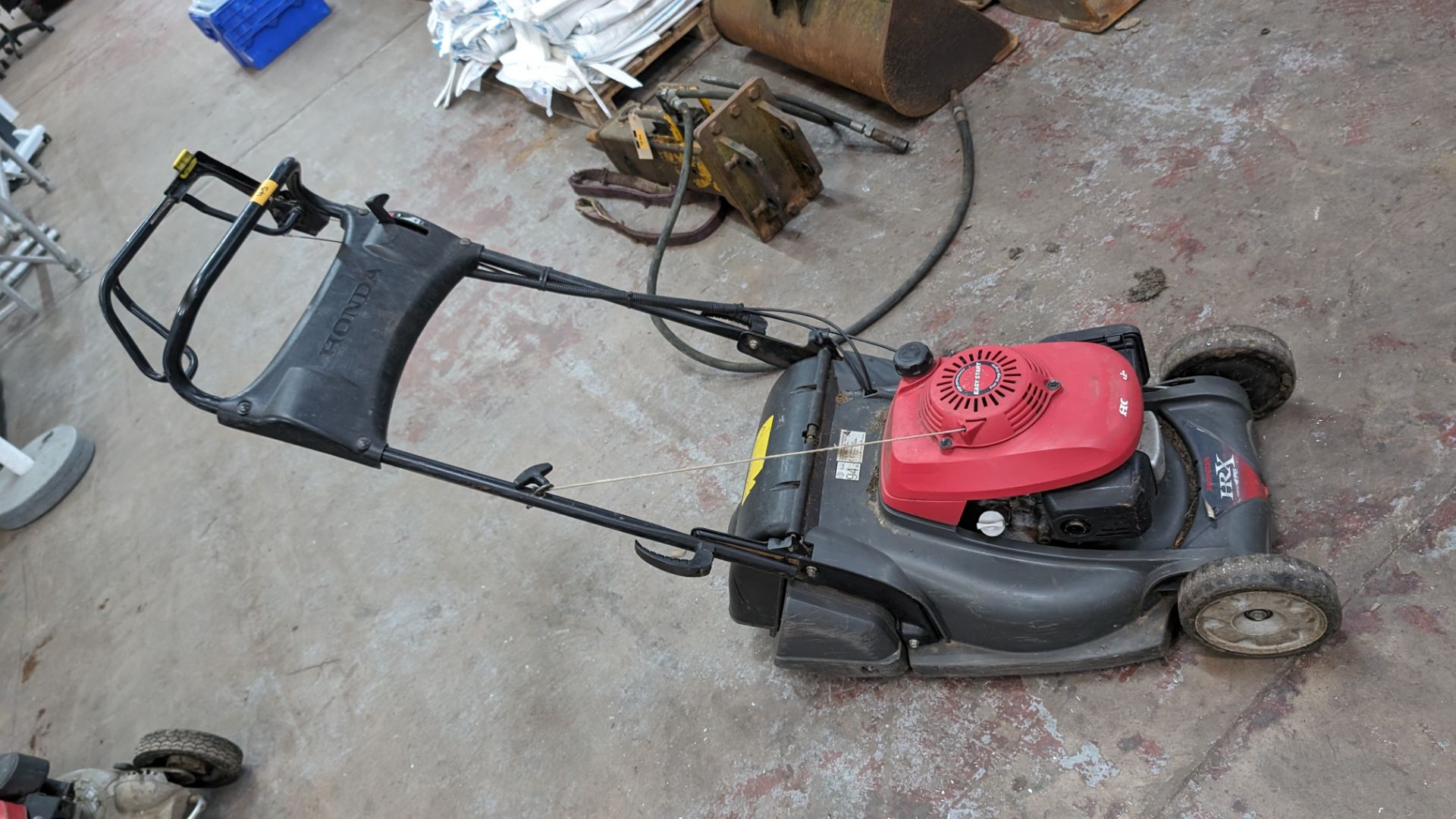 Honda HRX476 lawnmower with high performance easy start 4 stroke engine - Image 3 of 12