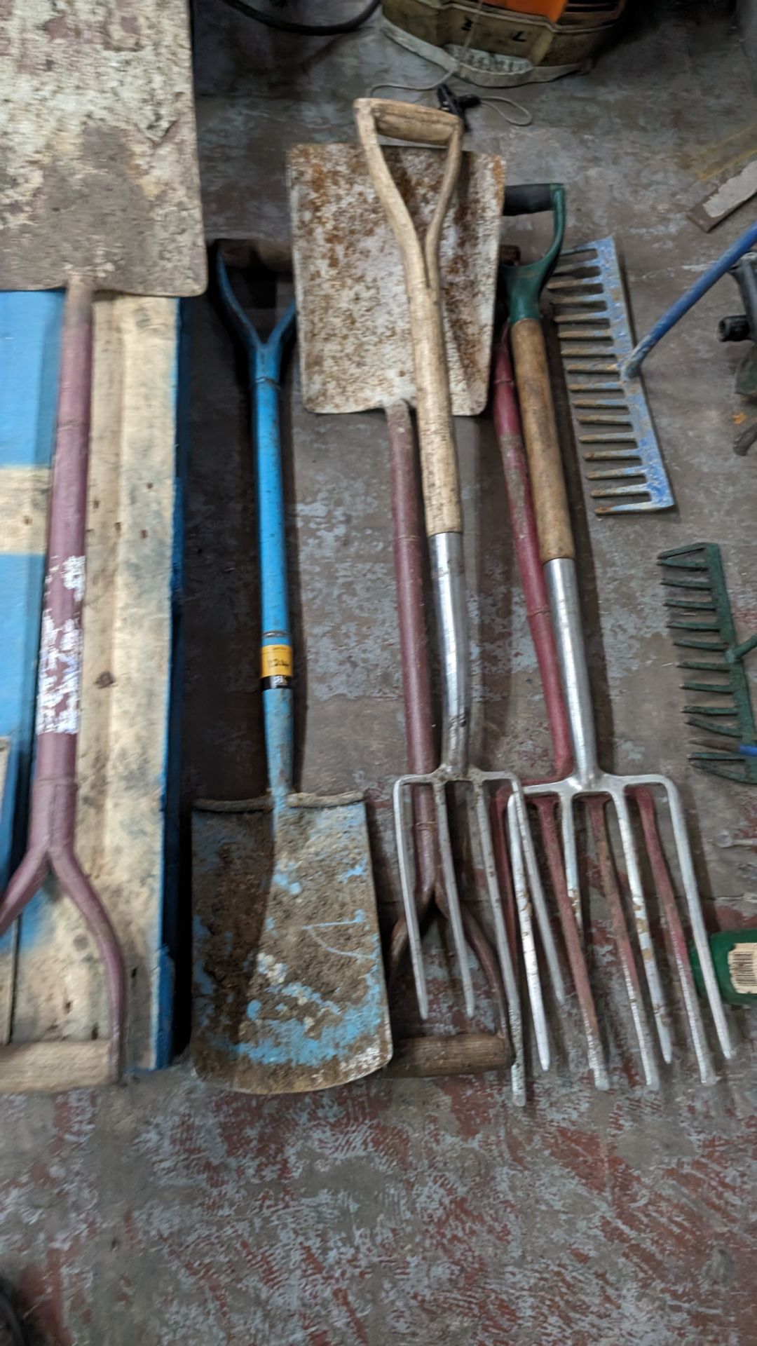 Quantity of assorted garden tools including forks, spades, rakes, choppers & more - Image 3 of 9