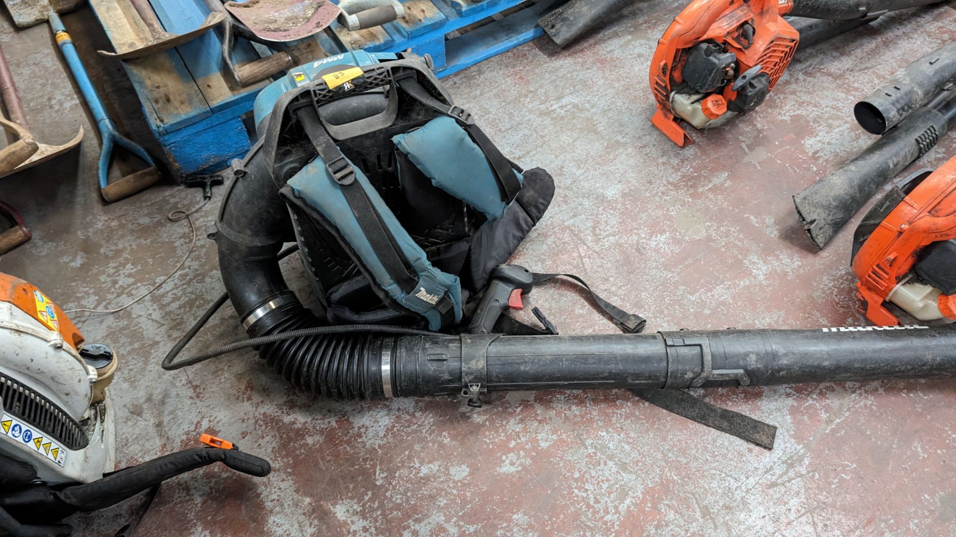 Makita MM4 backpack leaf blower, model B5300TH - Image 5 of 10