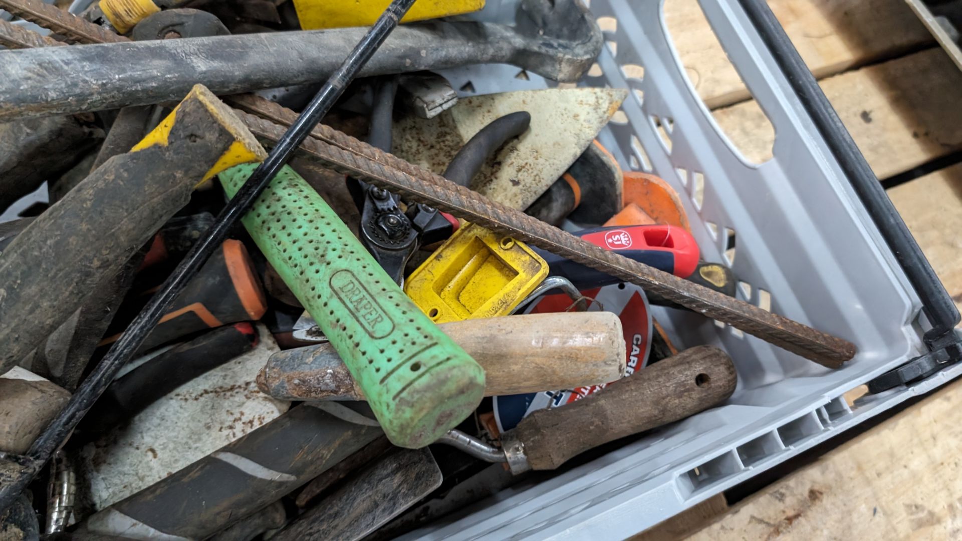 The contents of a crate of hand tools & miscellaneous - Image 4 of 6