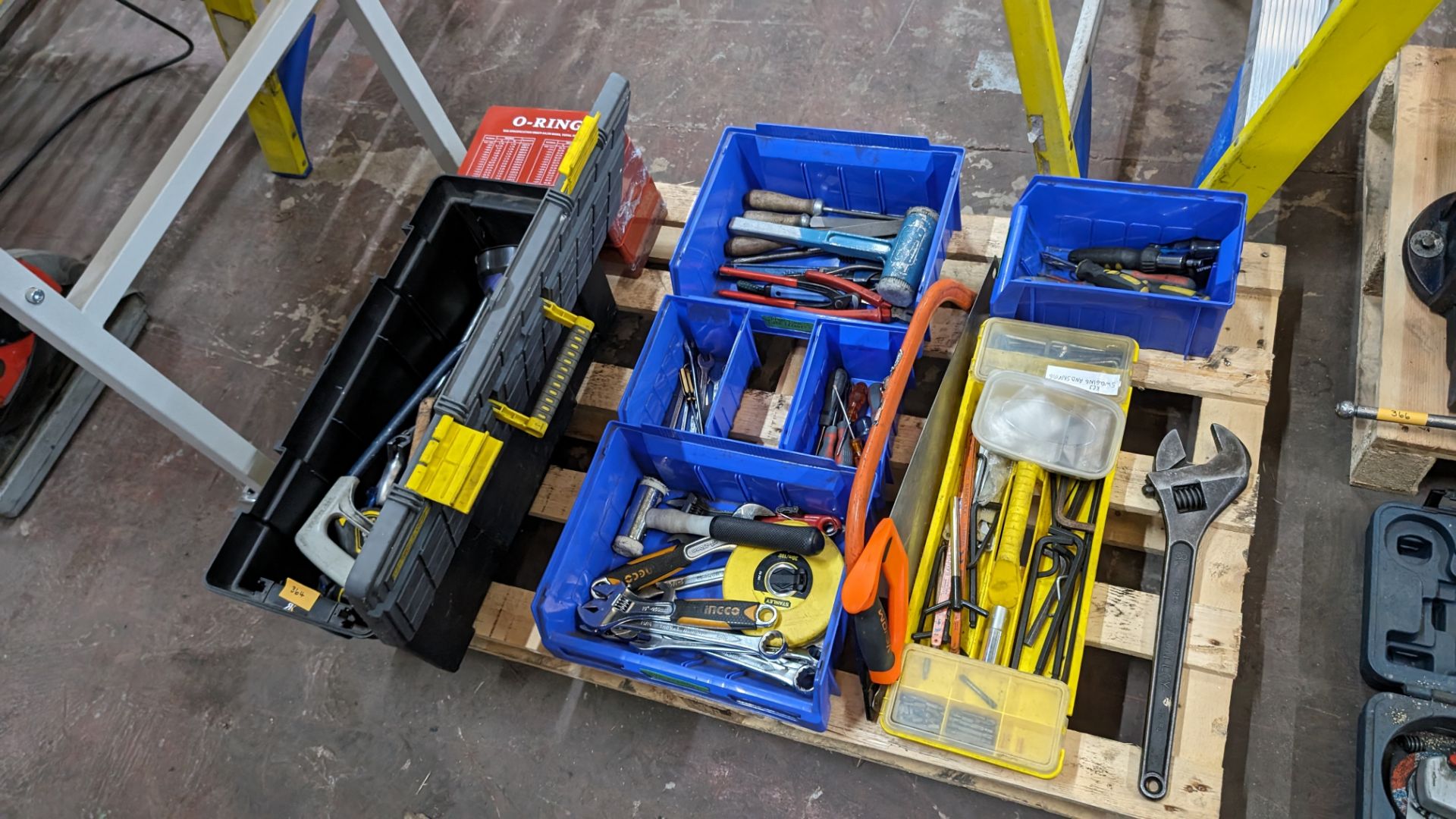 The contents of a pallet of assorted hand tools including toolbox & contents - Image 9 of 9
