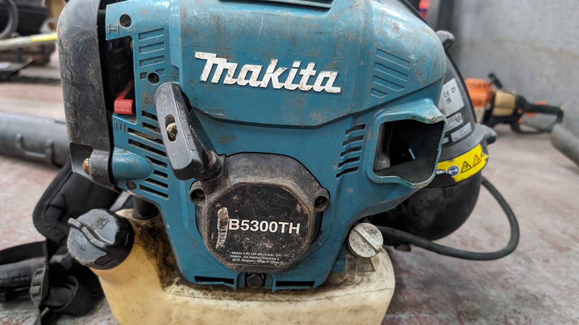 Makita MM4 backpack leaf blower, model B5300TH - Image 3 of 10