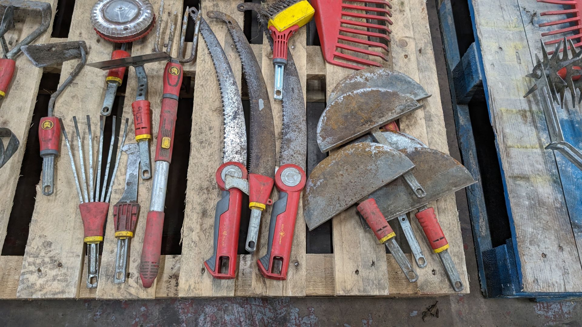 The contents of 2 pallets of assorted gardening related items including interchangeable heads & hand - Image 8 of 11