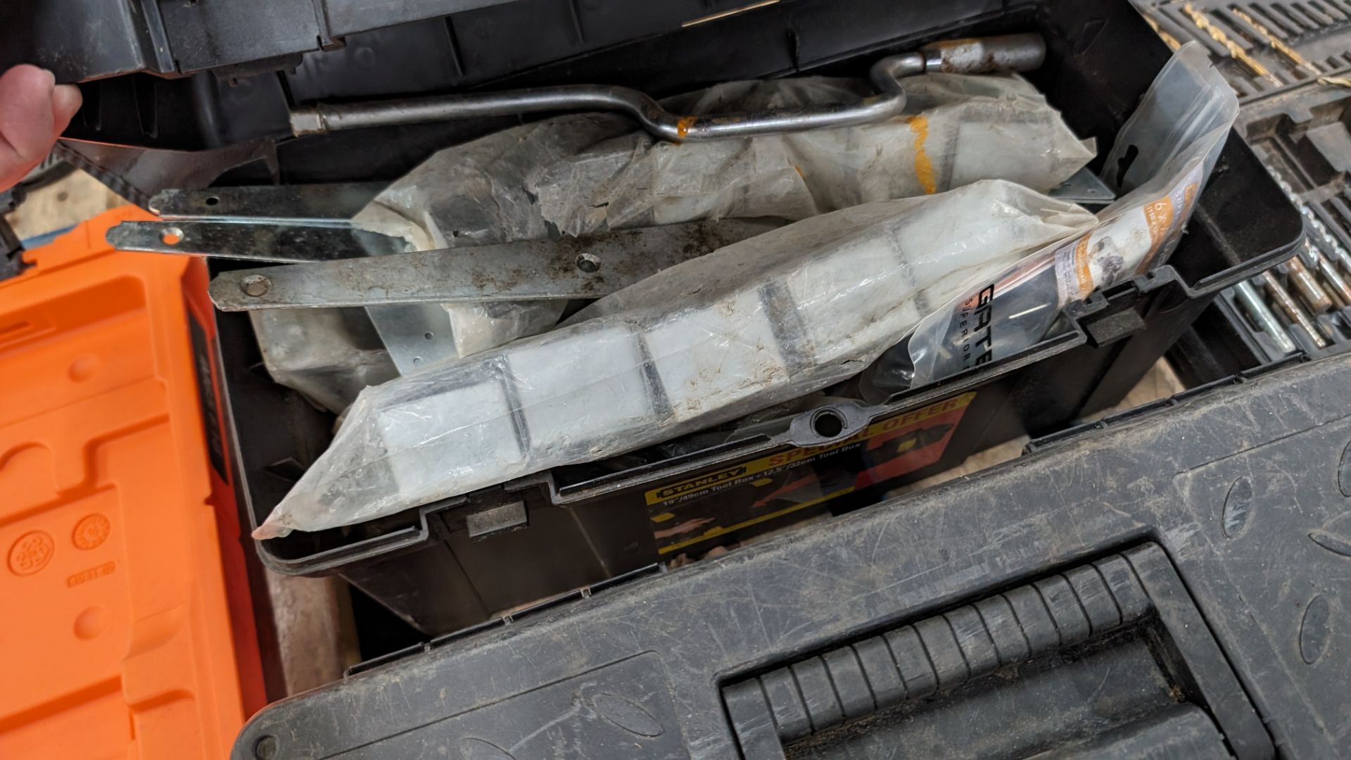 The contents of a pallet of tool kits/toolboxes & contents including good quantity of bit sets - Image 8 of 9