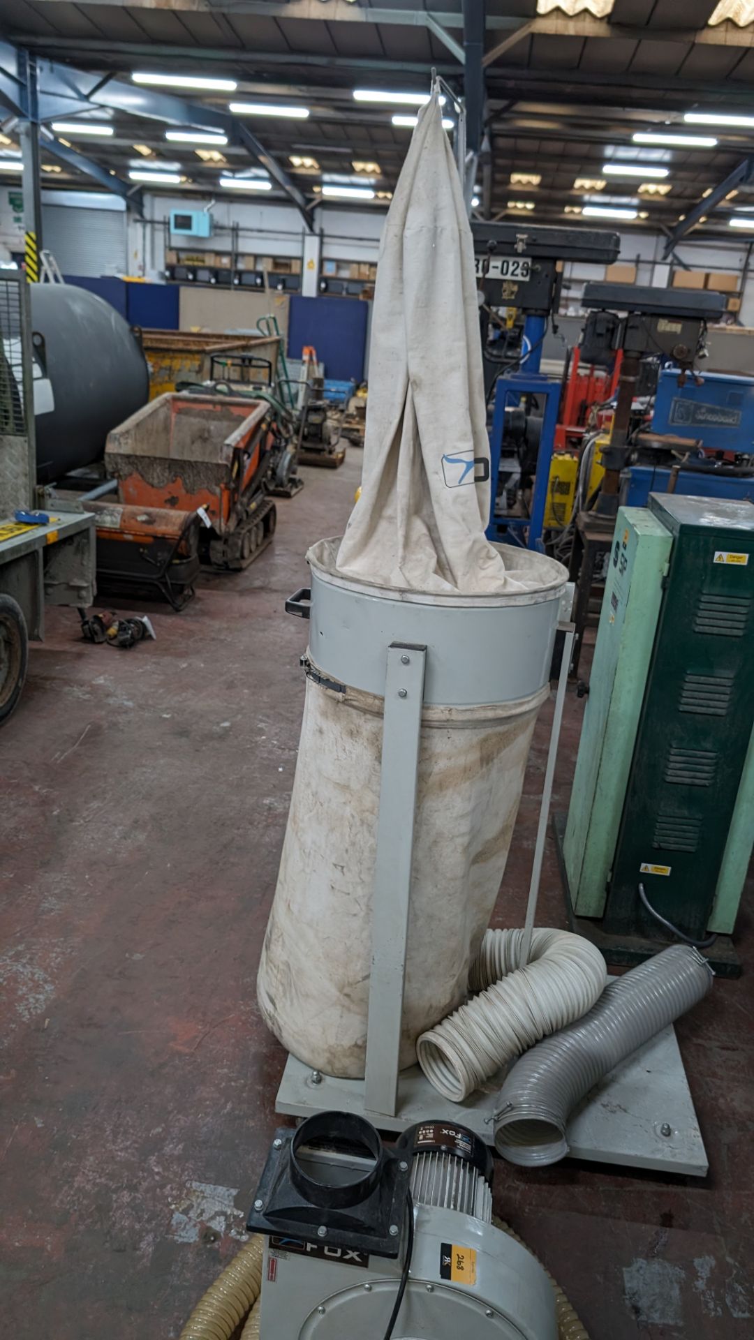 Single bag dust extractor & dust extraction motor including quantity of flexible ducting - Image 7 of 7