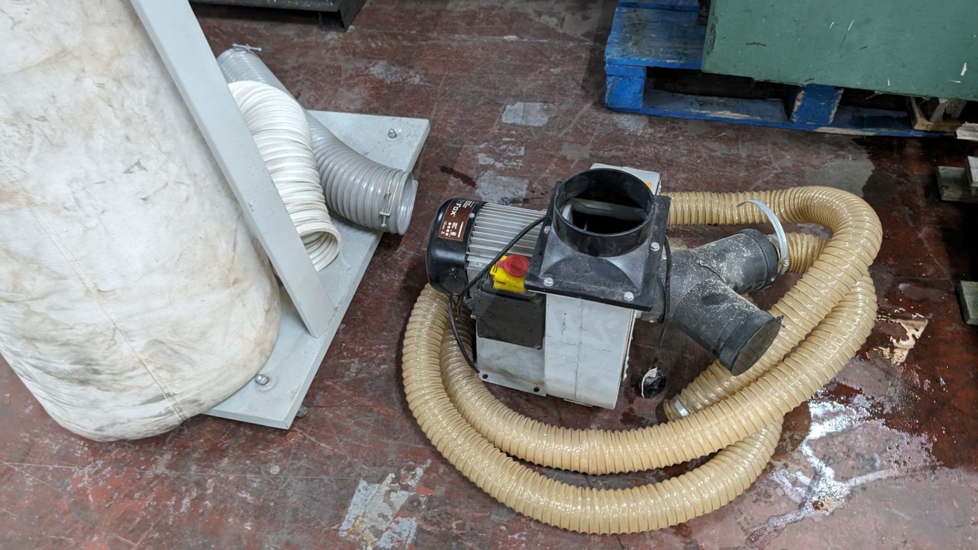 Single bag dust extractor & dust extraction motor including quantity of flexible ducting - Image 3 of 7