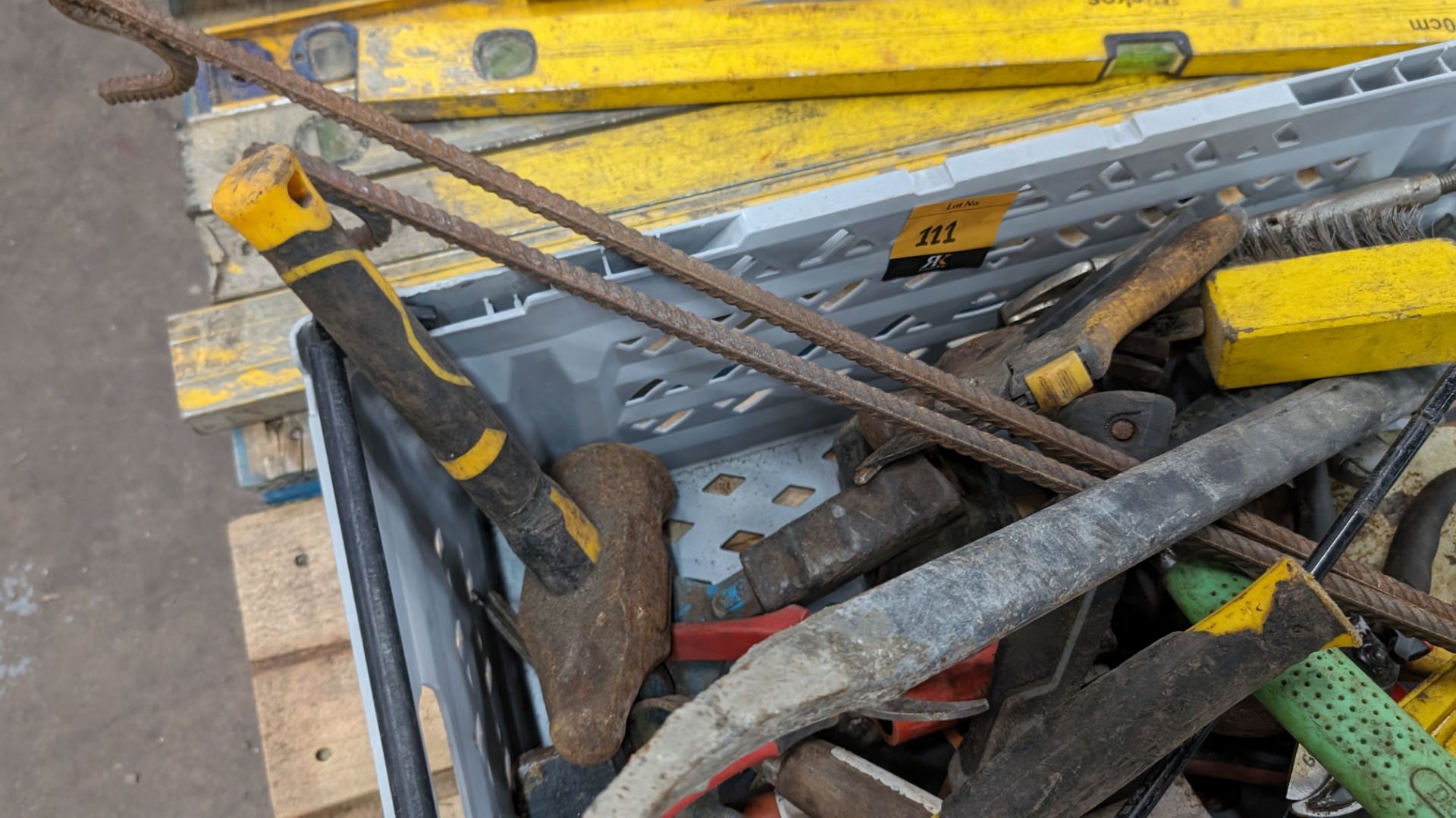 The contents of a crate of hand tools & miscellaneous - Image 5 of 6