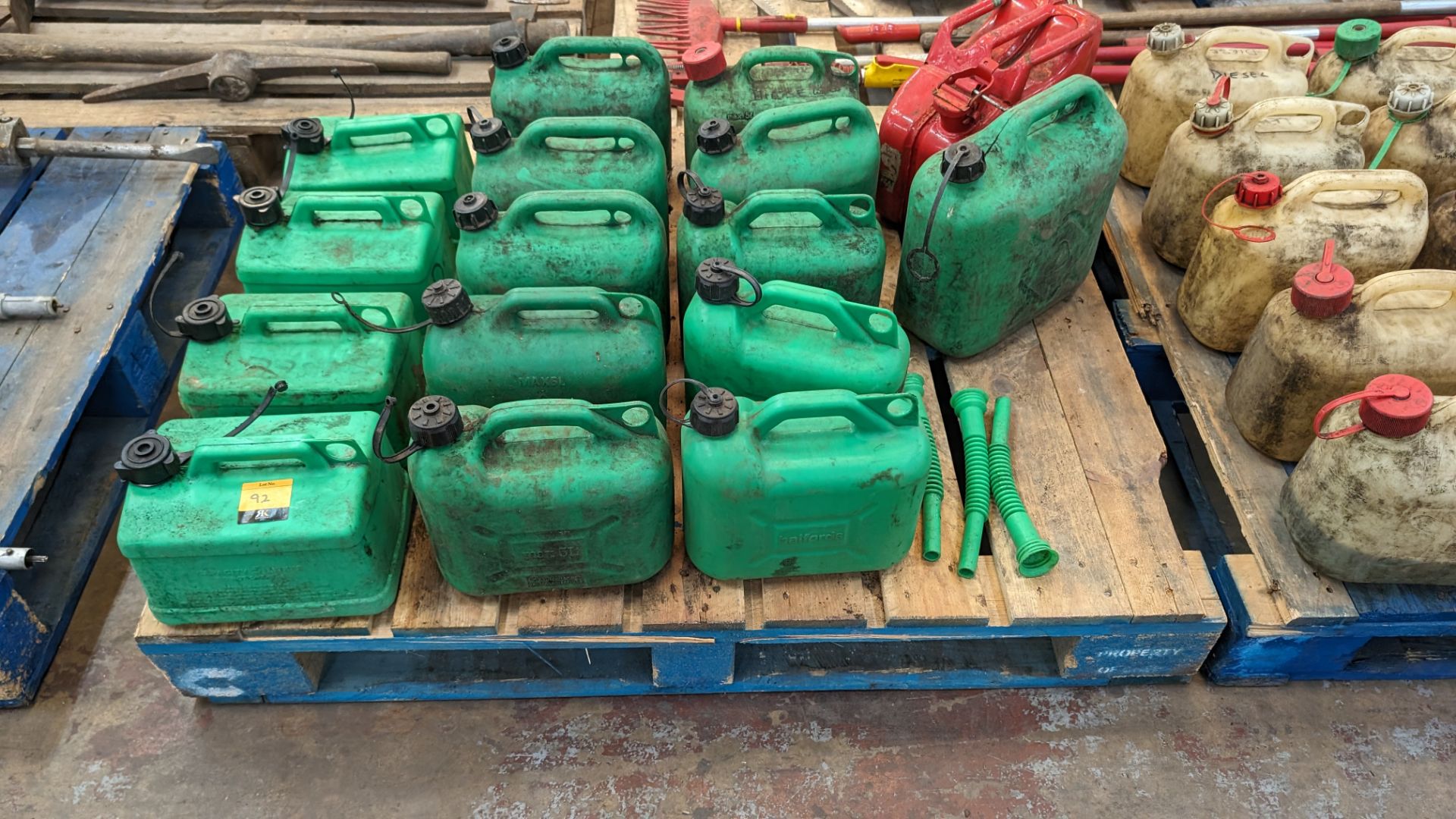 The contents of a pallet of plastic fuel cans - Image 2 of 7