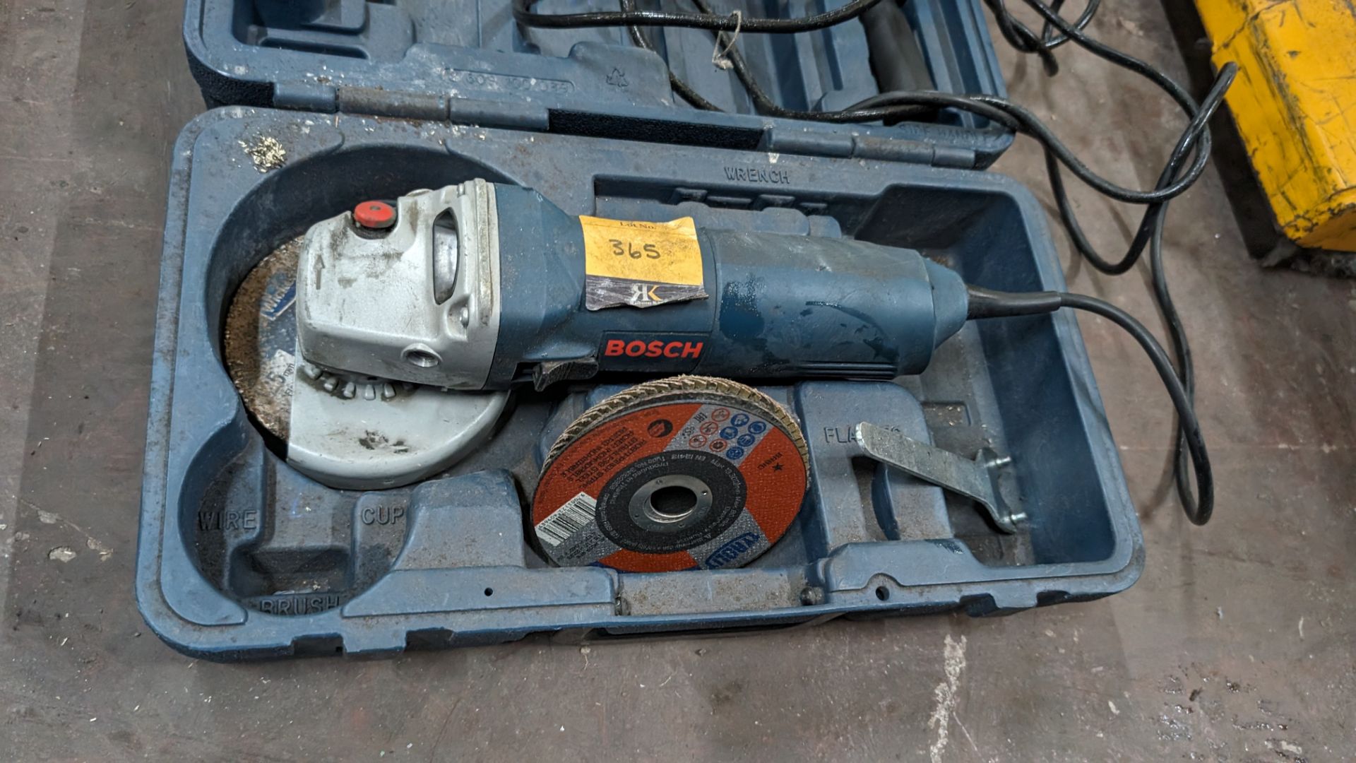 Bosch angle grinder with discs & case - Image 3 of 7