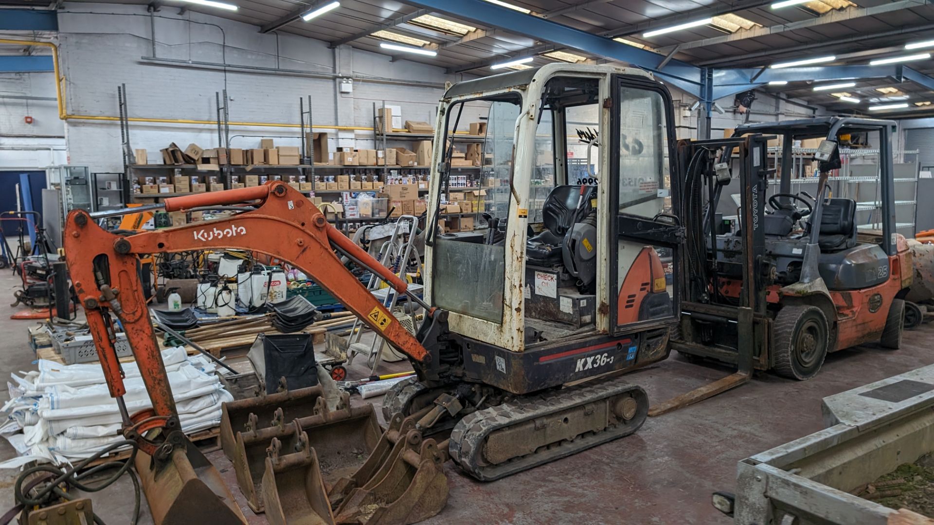 Kubota model KX36-3 tracked mini excavator including a total of 7 buckets (the large bucket connecte - Image 2 of 23