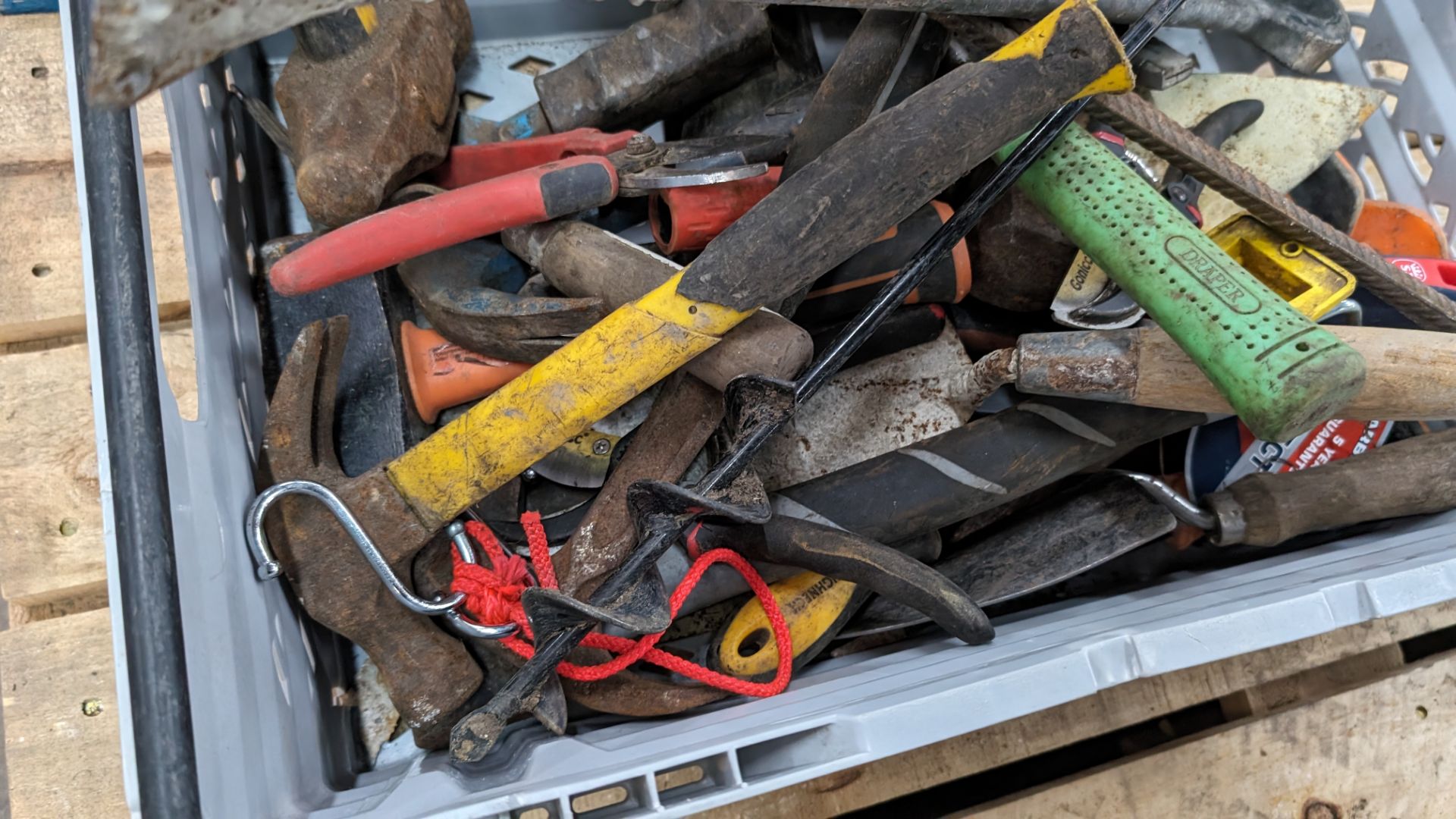 The contents of a crate of hand tools & miscellaneous - Image 3 of 6