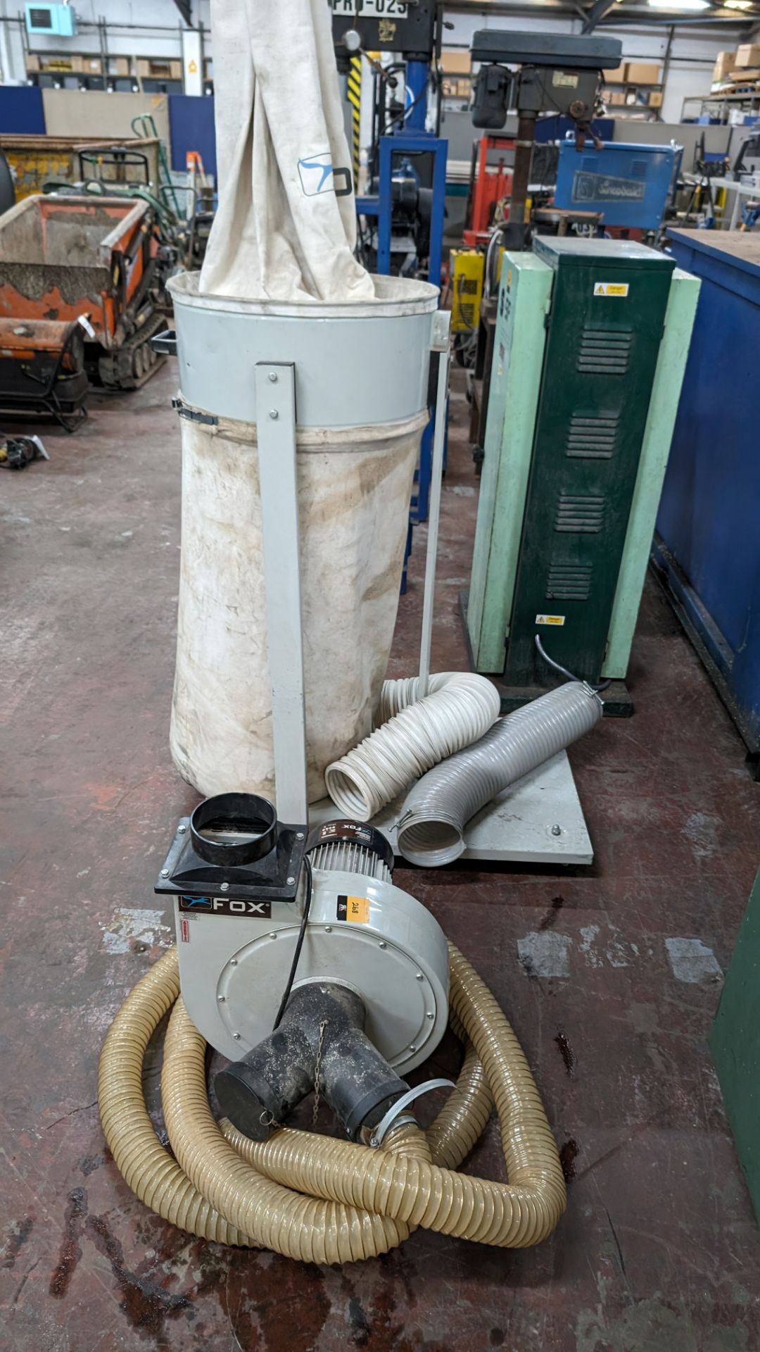 Single bag dust extractor & dust extraction motor including quantity of flexible ducting - Image 6 of 7