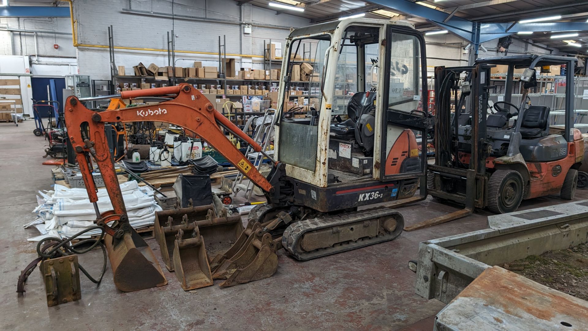 Kubota model KX36-3 tracked mini excavator including a total of 7 buckets (the large bucket connecte - Image 3 of 23