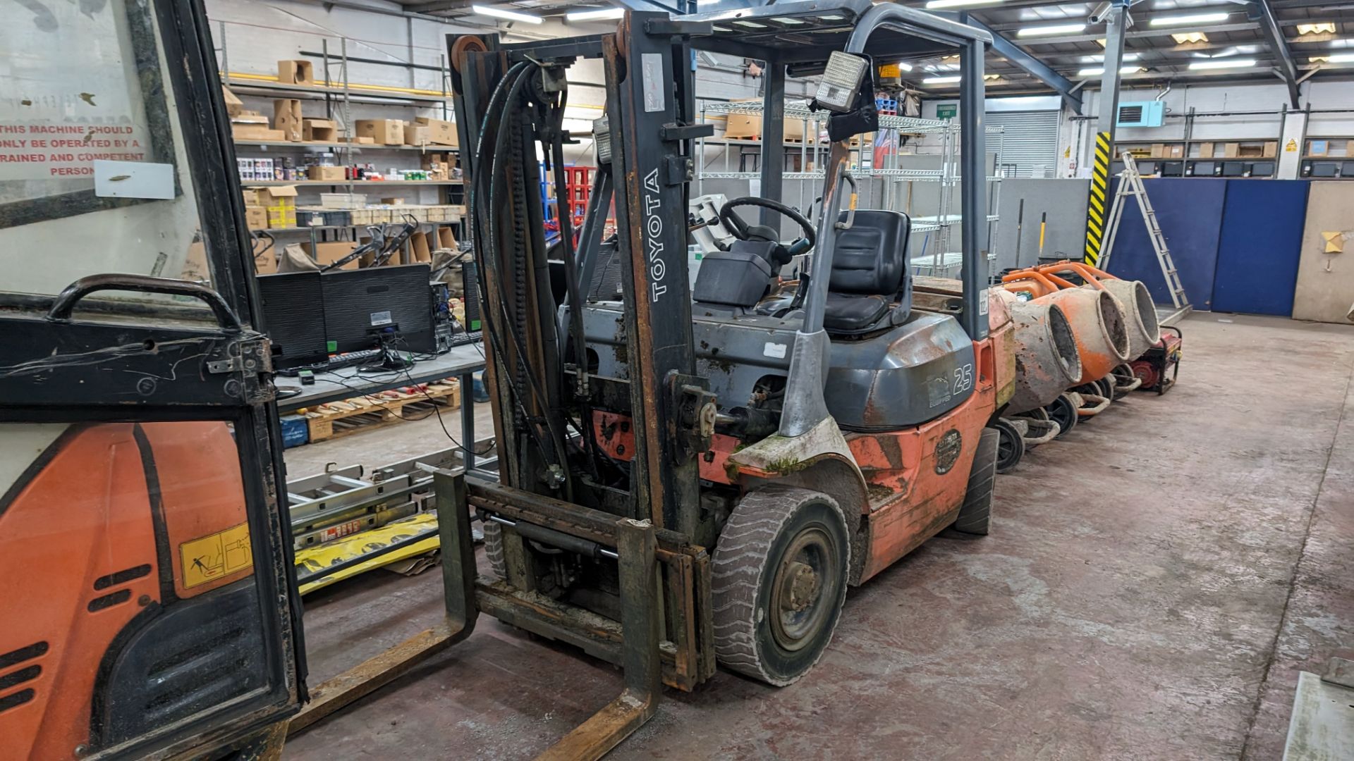 Toyota 25 diesel powered forklift truck with container spec mast & side shift. 4999 hours
