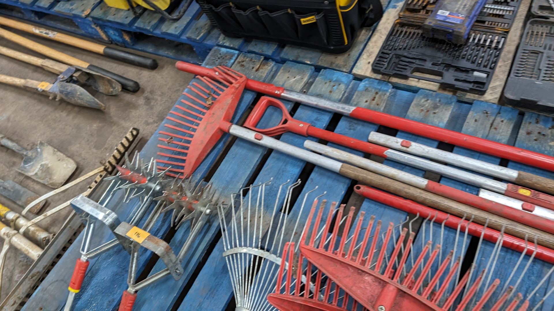 The contents of 2 pallets of assorted gardening related items including interchangeable heads & hand - Image 11 of 11