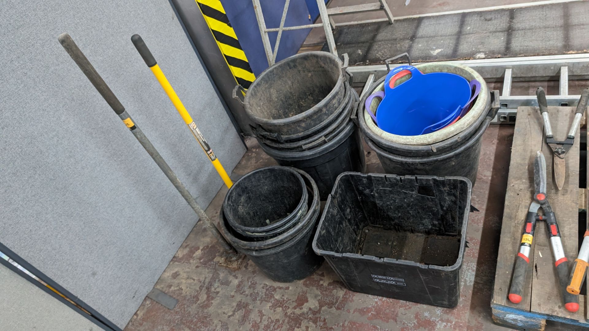 Mixed lot comprising 2 contractors tamper squares plus 4 stacks of buckets