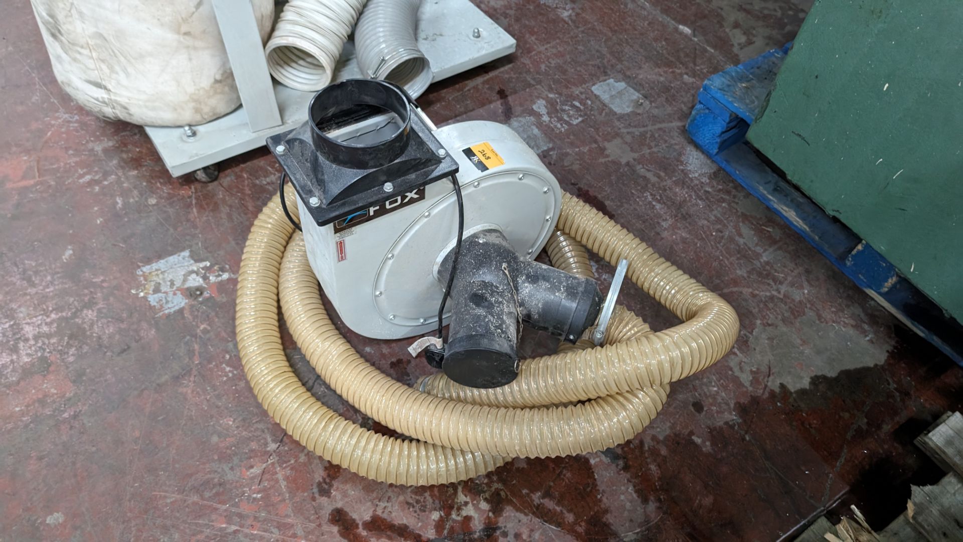 Single bag dust extractor & dust extraction motor including quantity of flexible ducting - Image 4 of 7